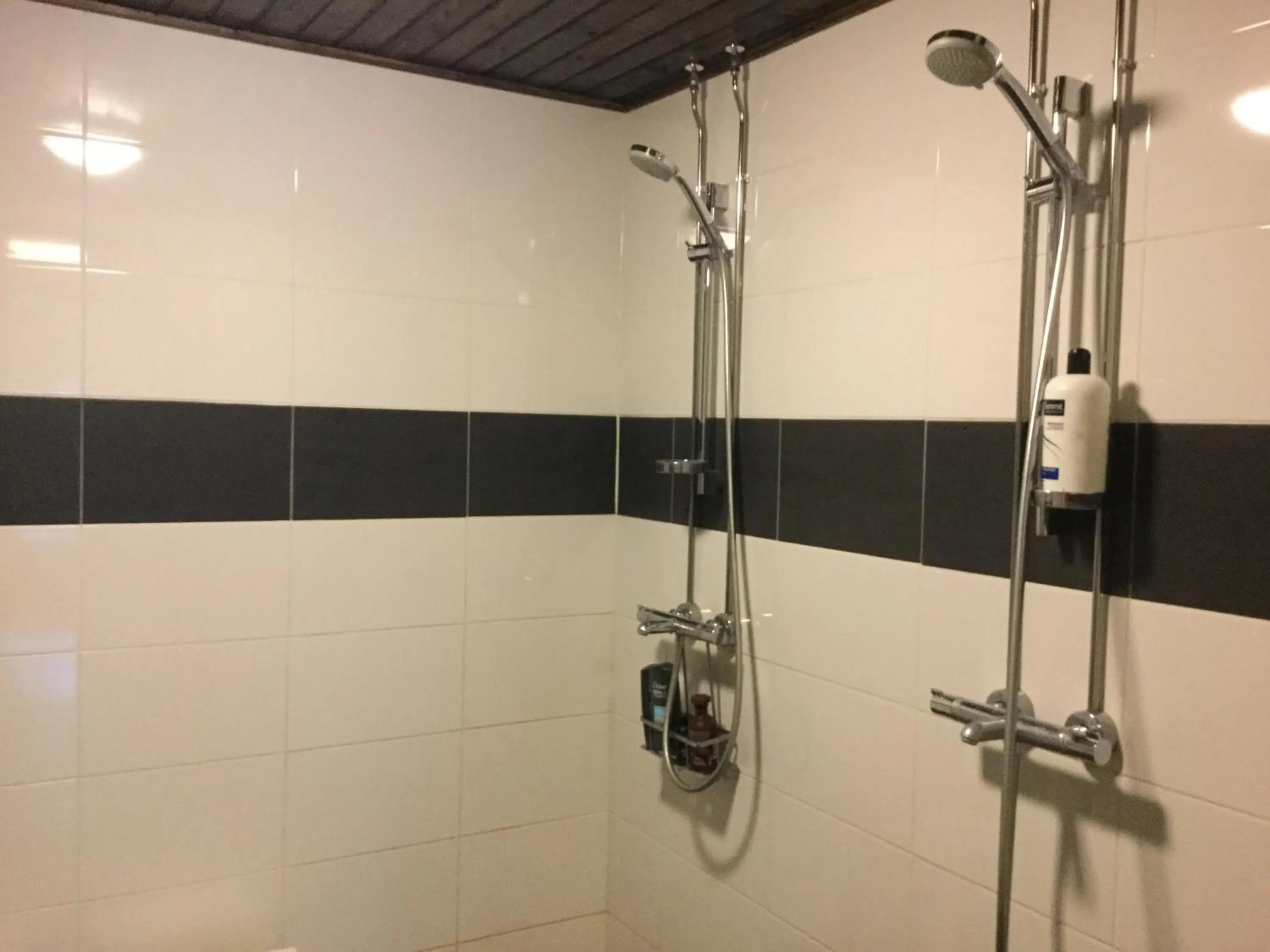 Shower in Arctic Shaman Adventures -Jurtta