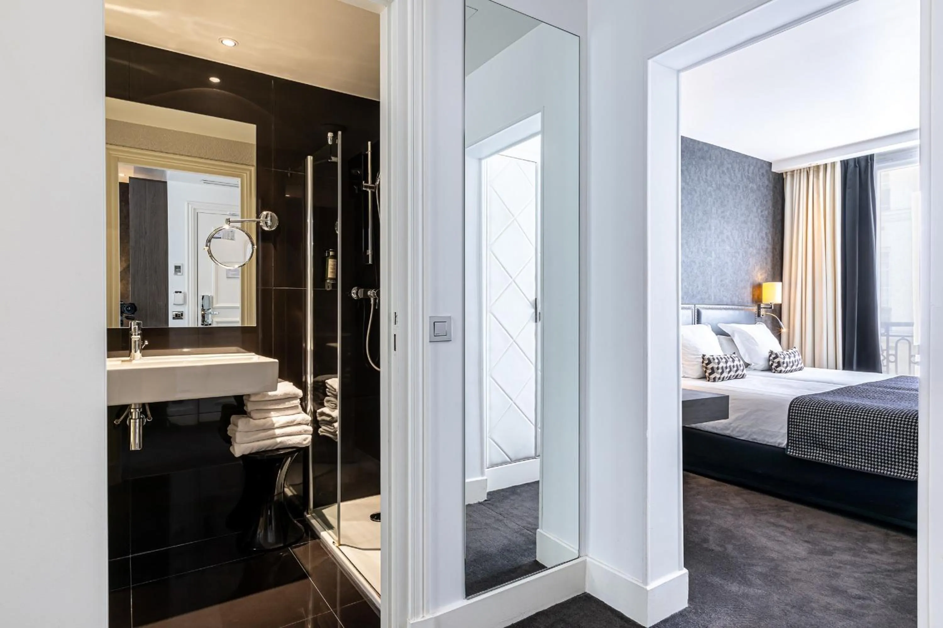 Photo of the whole room, Bed in Hôtel Diva Opera