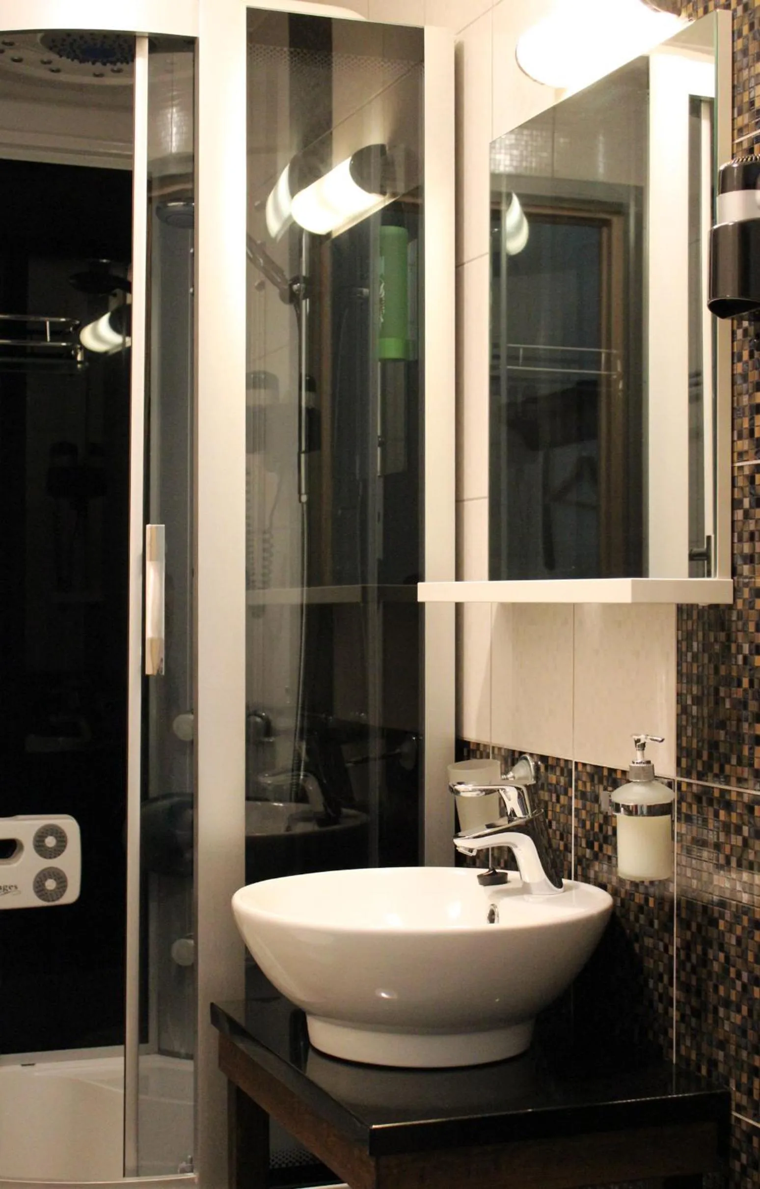 Shower in Embrace Hotel & Apartments