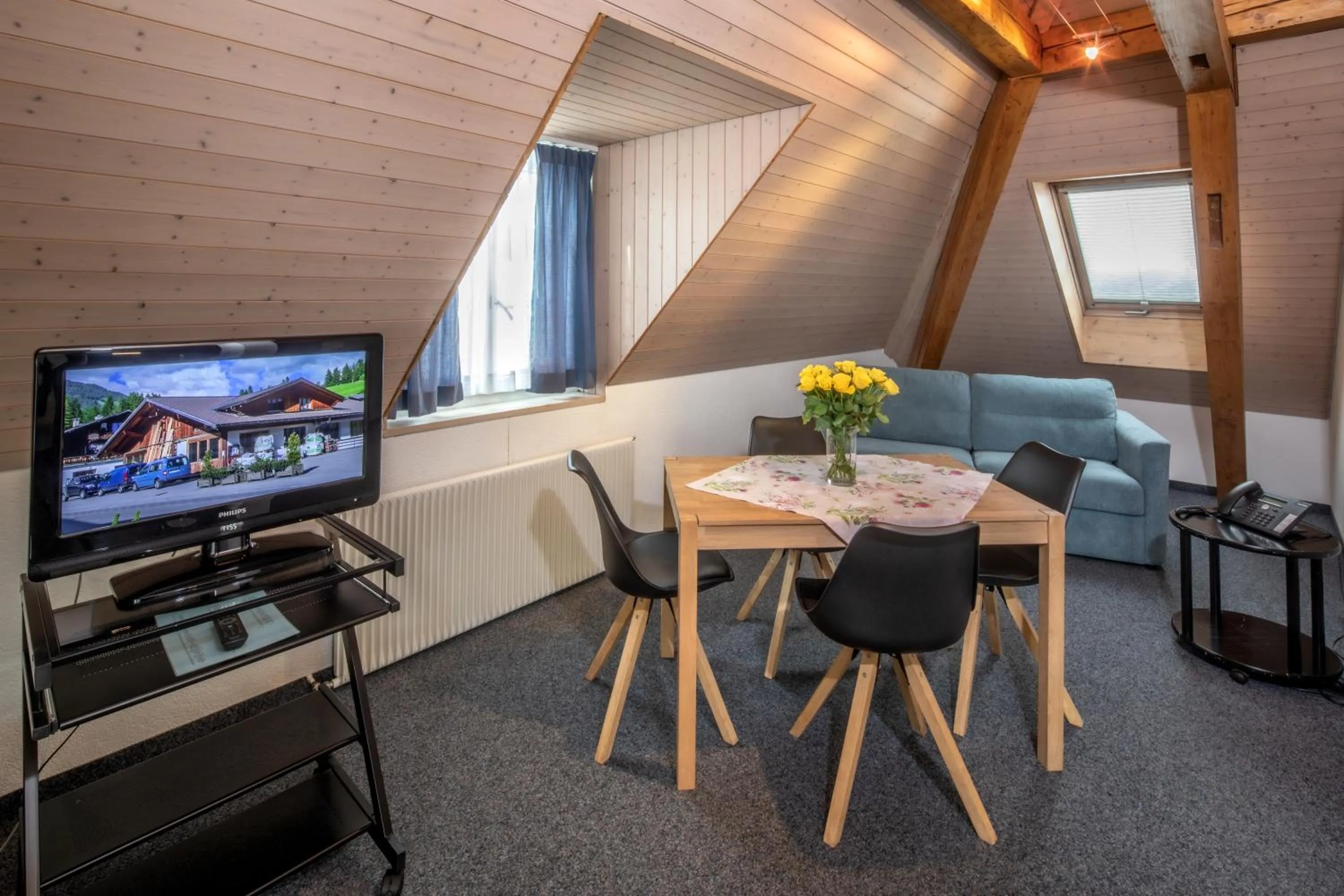 Communal lounge/ TV room in Gasthof Enge Self Check-In Hotel