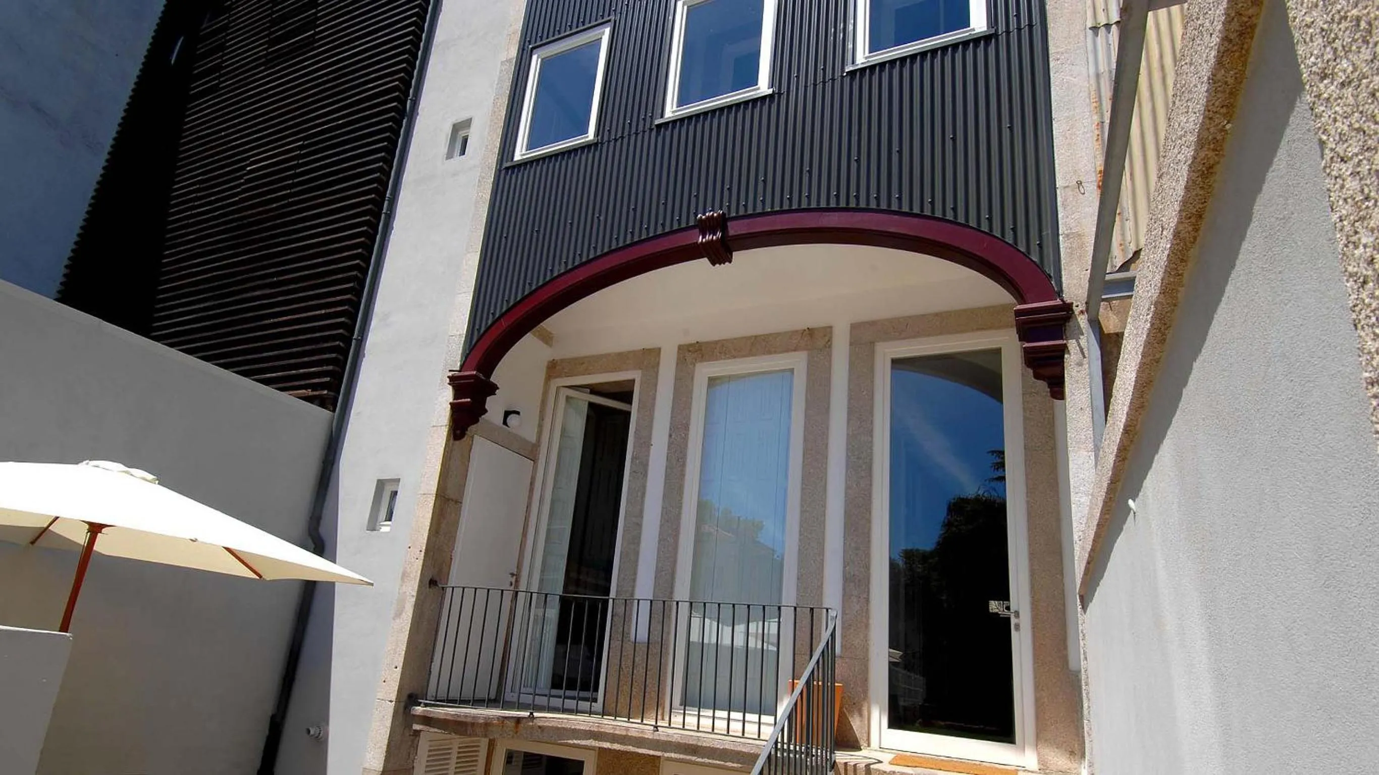 Facade/entrance in So Cool Hostel Porto