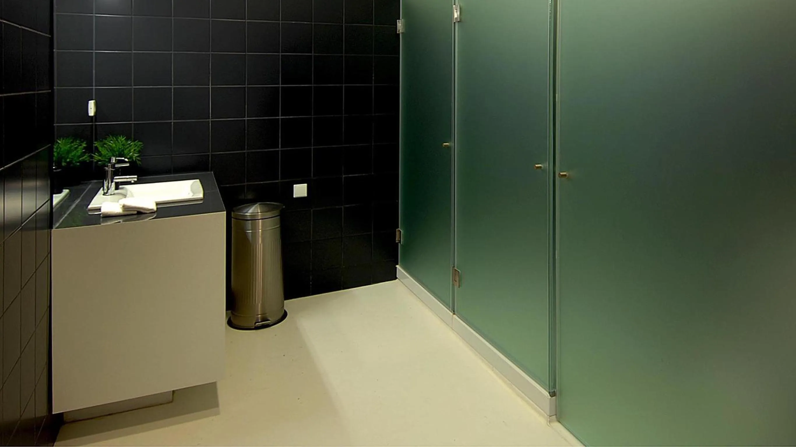 Shower in So Cool Hostel Porto