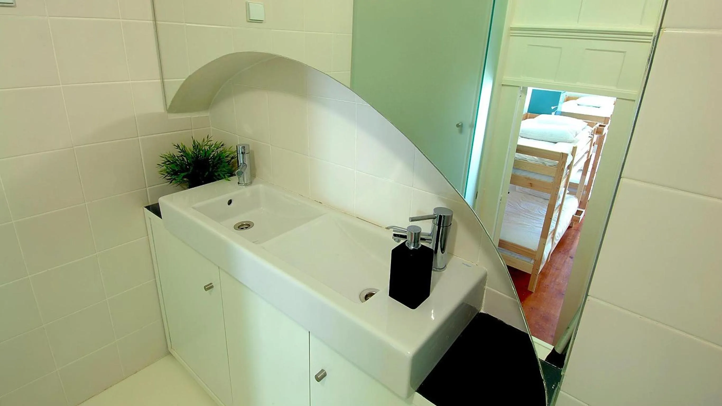 Bathroom in So Cool Hostel Porto