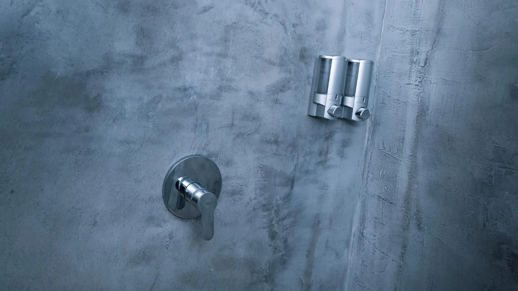 Shower in La Placita Inn