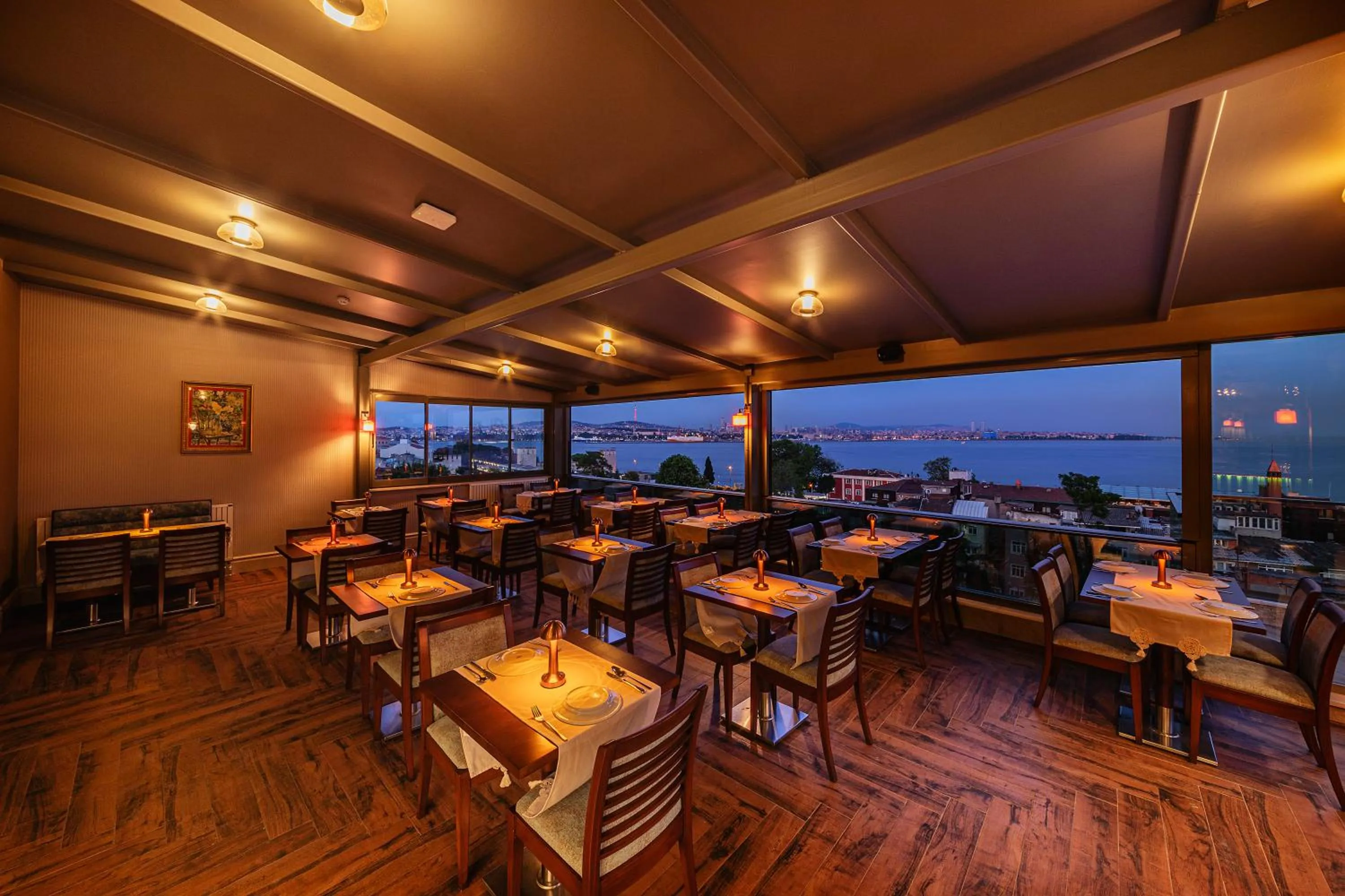 Restaurant/places to eat in Azade Premier Hotel