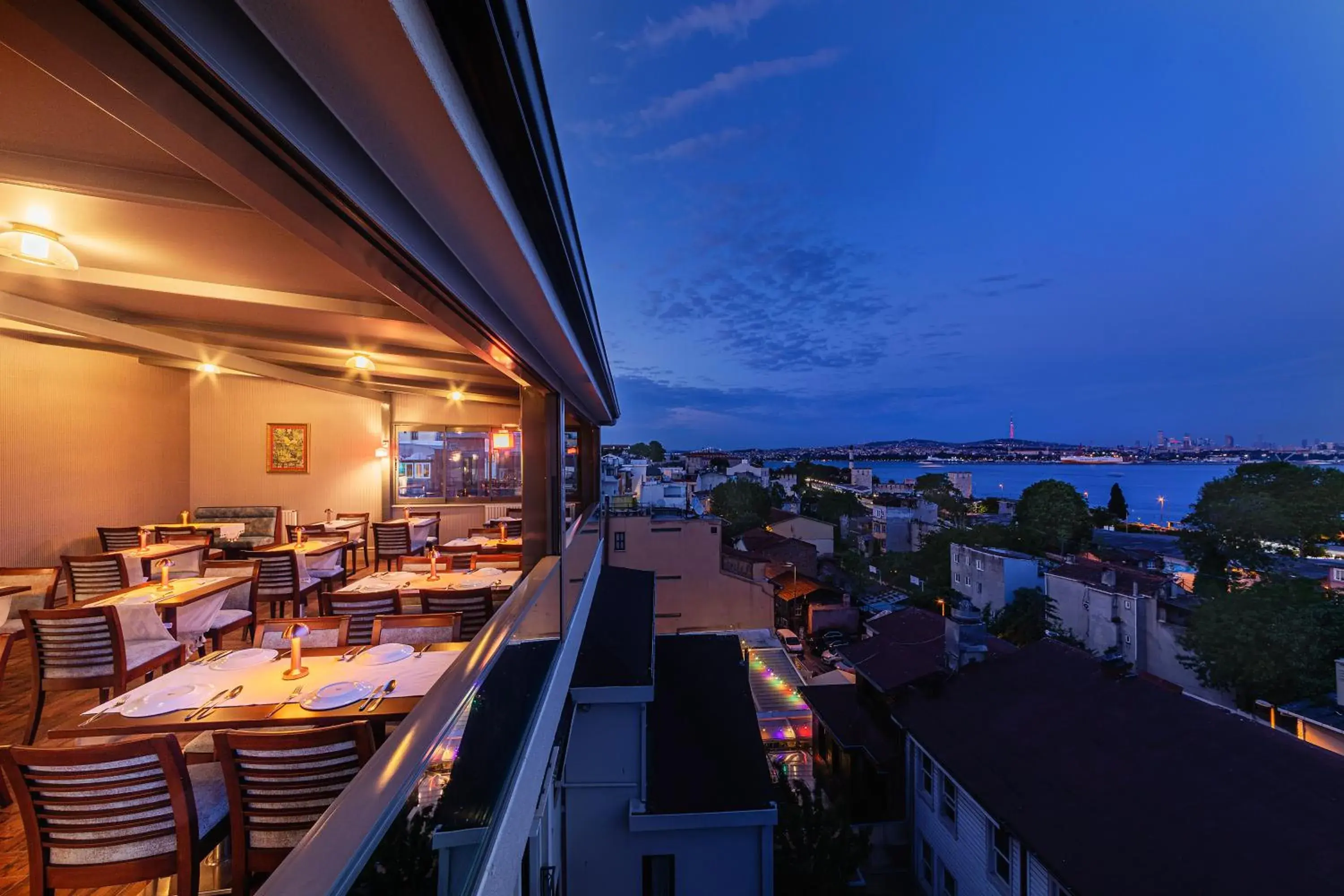 Restaurant/places to eat in Azade Premier Hotel Restaurant/places to eat in Azade Premier Hotel