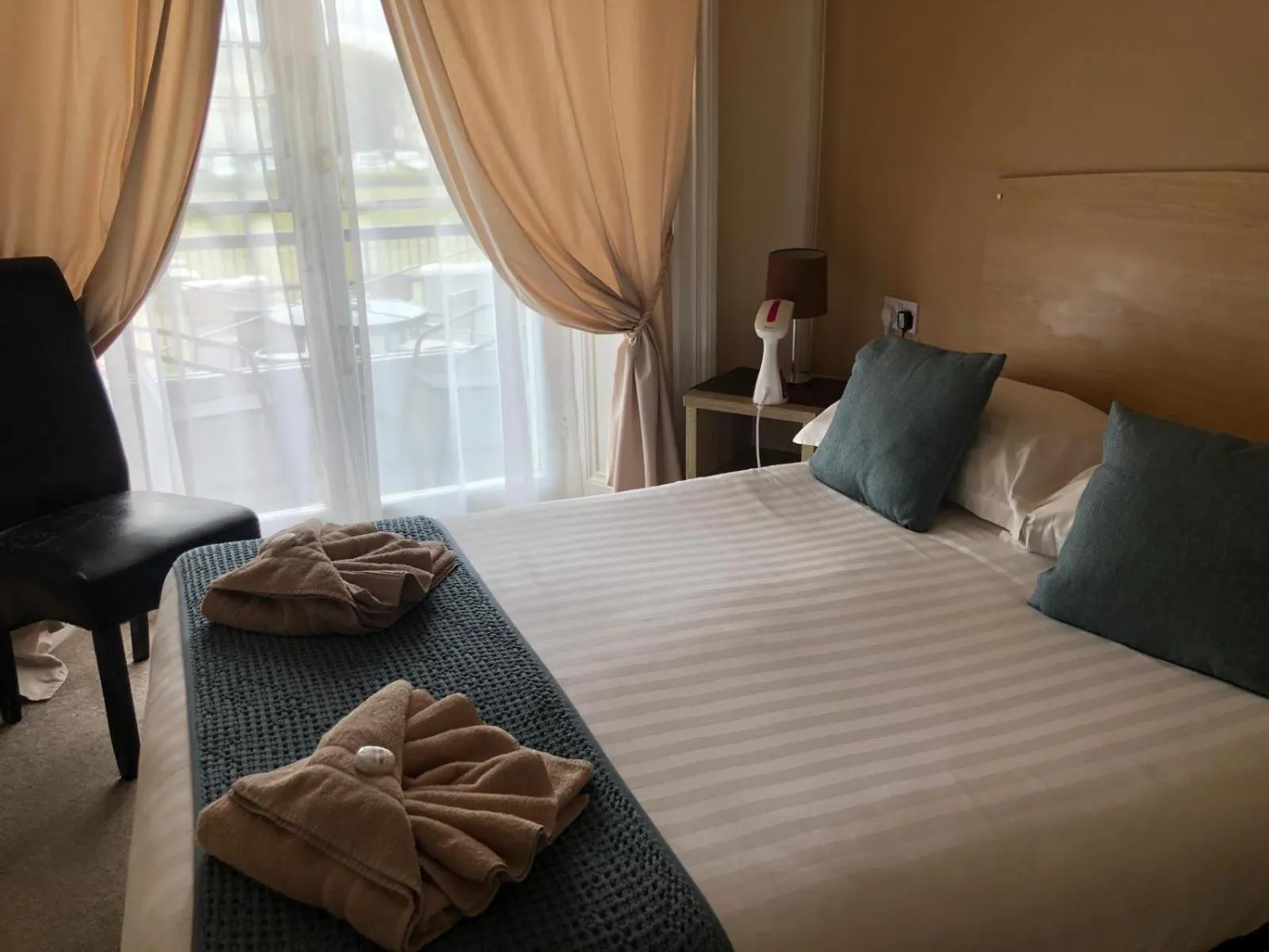 Bed in Royal Grosvenor Hotel