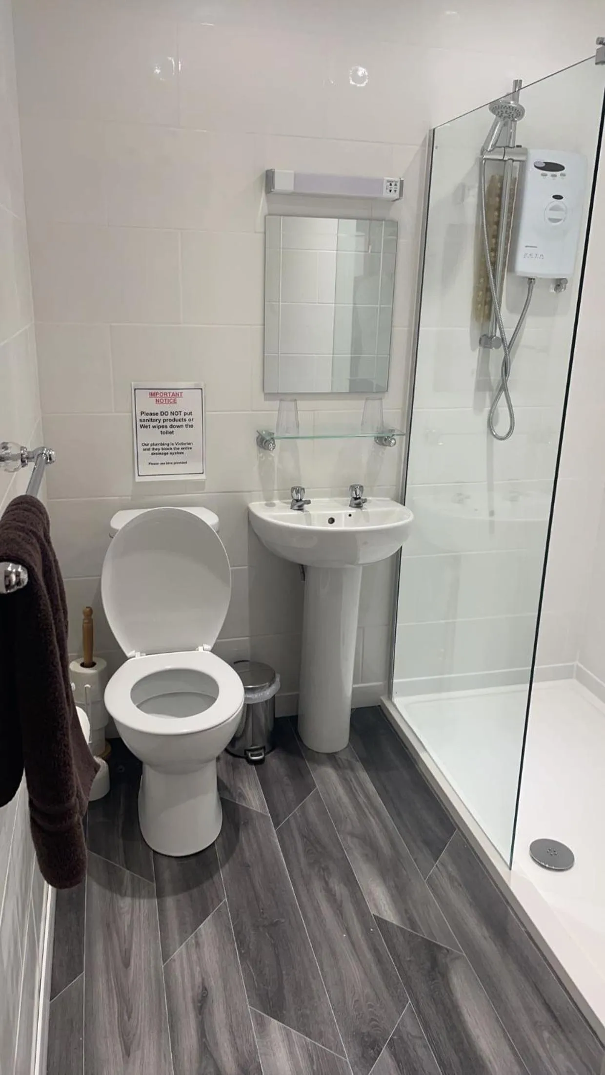 Shower in Royal Grosvenor Hotel