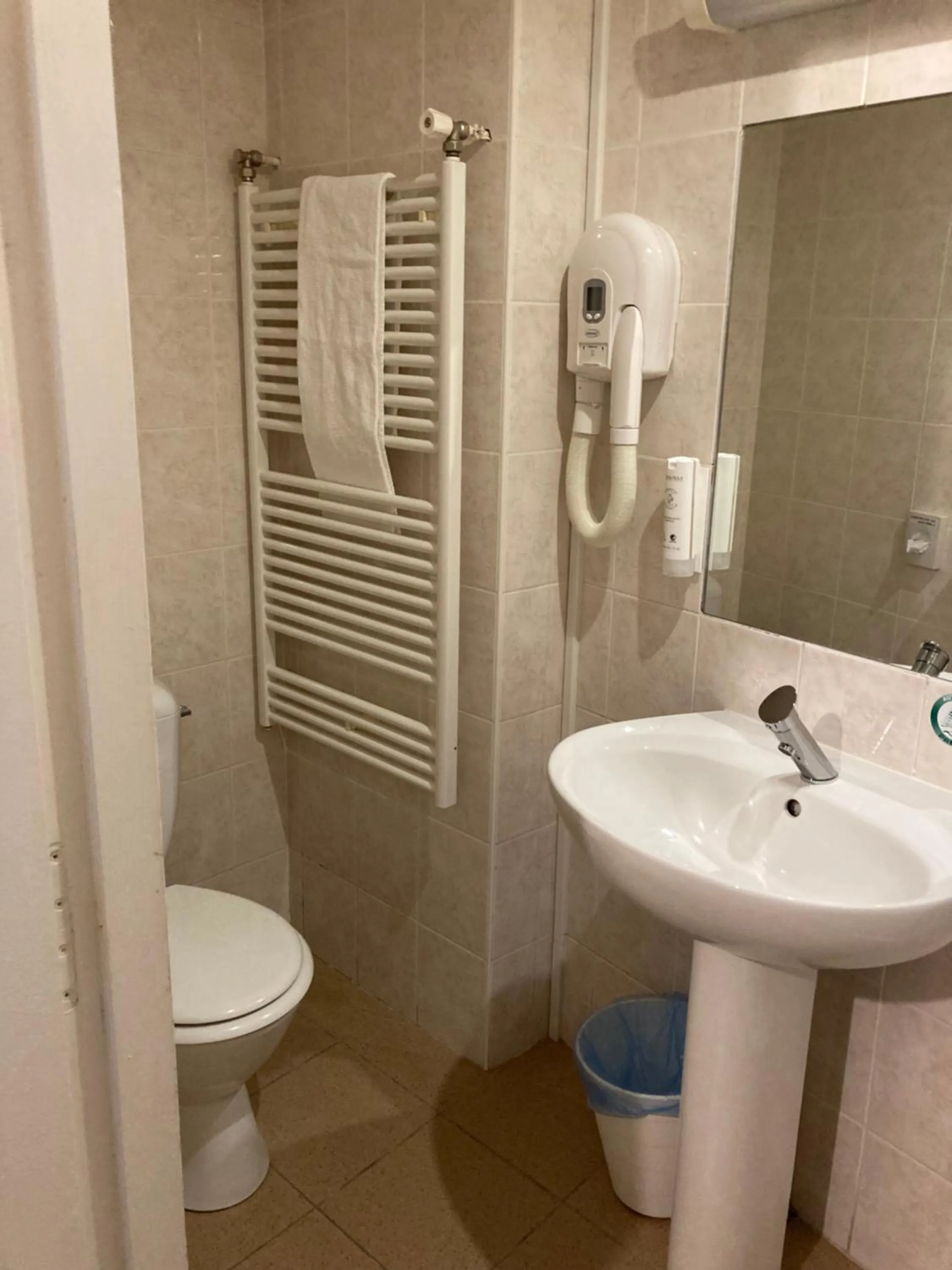 Bathroom in Hôtel des Ducs