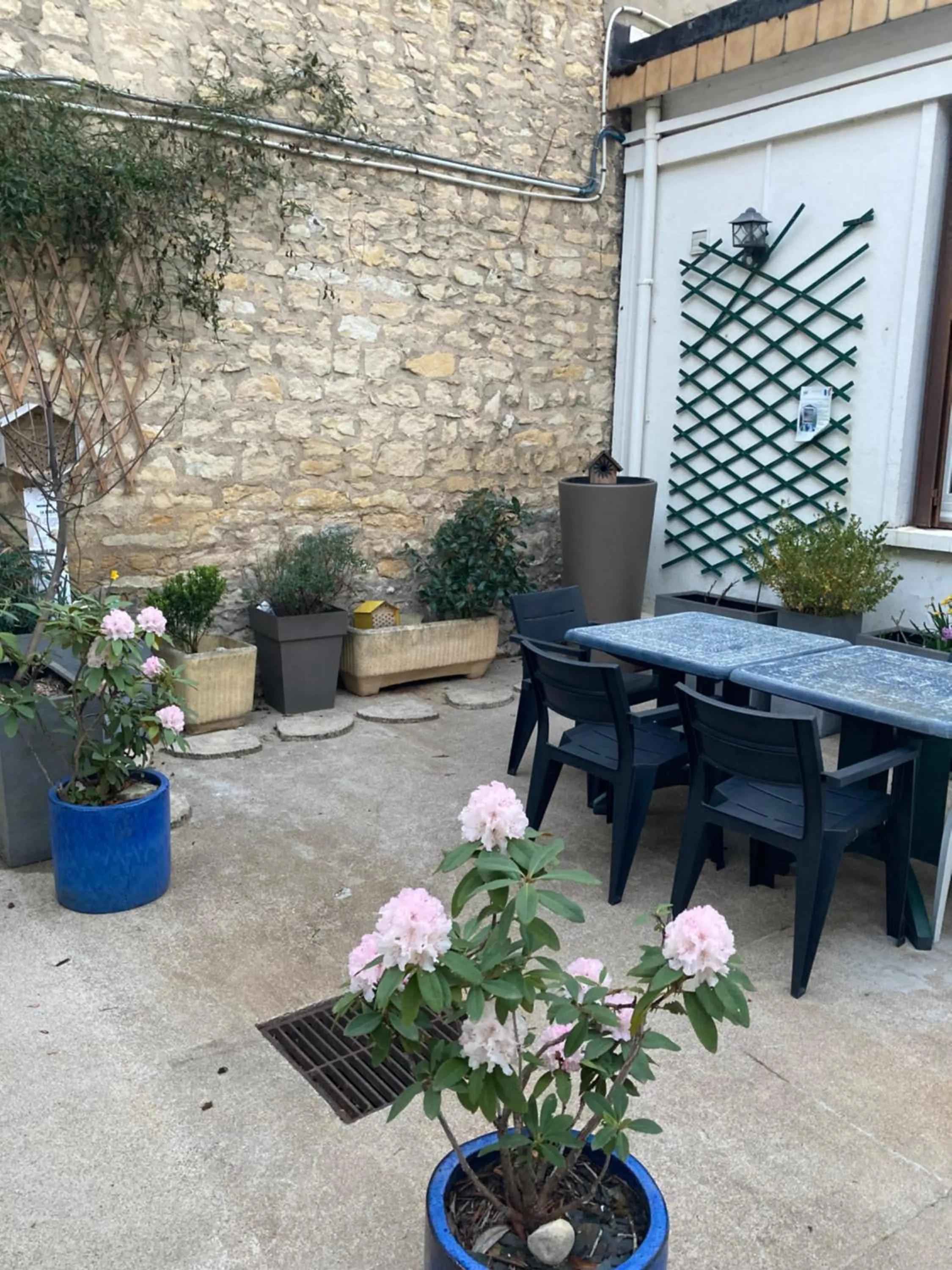 Patio in Hôtel des Ducs