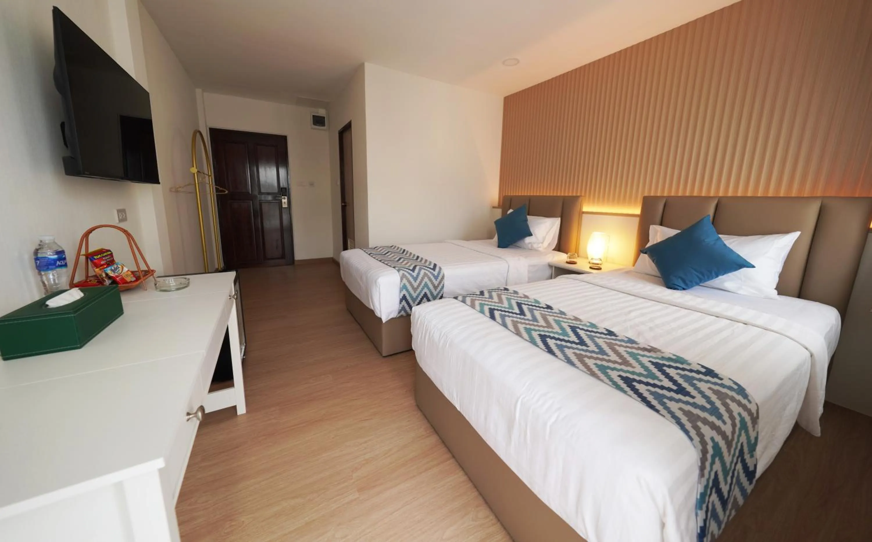 Photo of the whole room, Bed in Excel Hotel Bangkok former Sri Krungthep Hotel