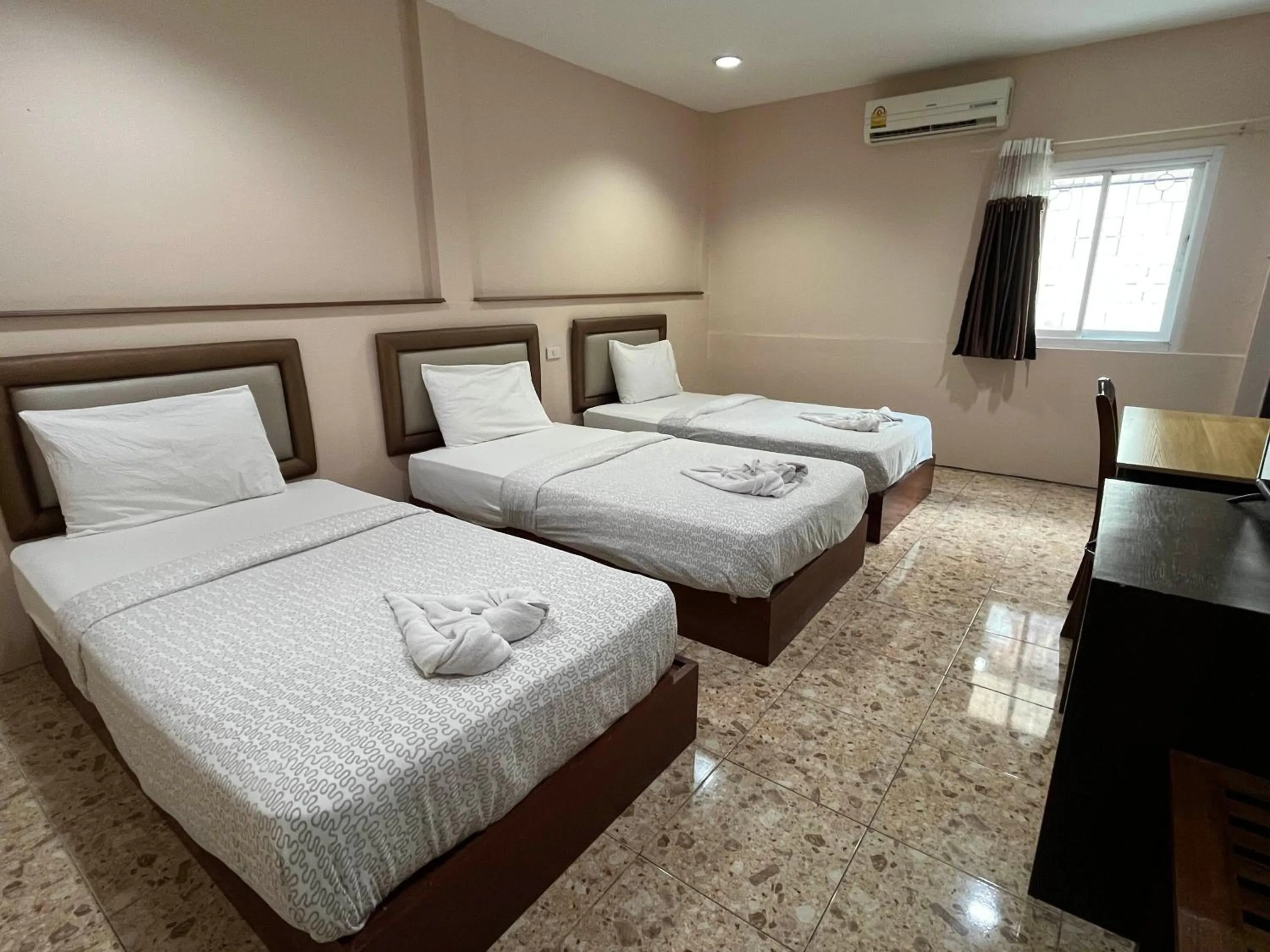 Bed in Excel Hotel Bangkok former Sri Krungthep Hotel