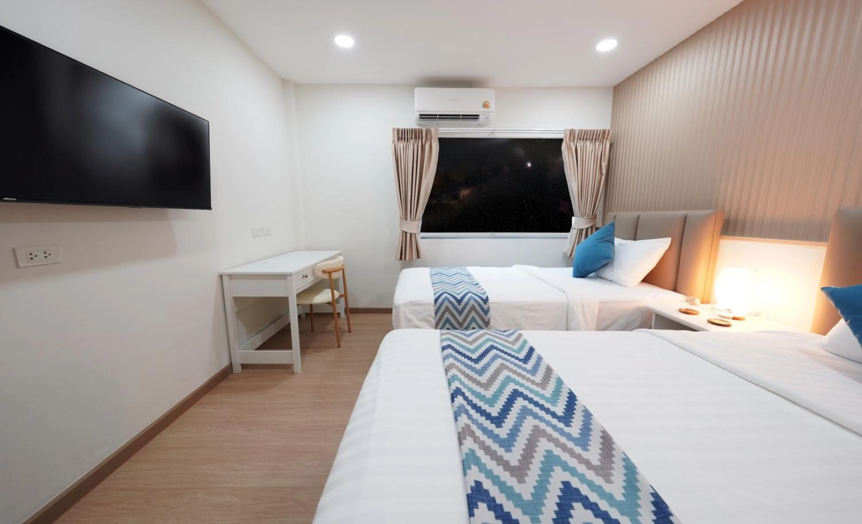 TV and multimedia, Bed in Excel Hotel Bangkok former Sri Krungthep Hotel