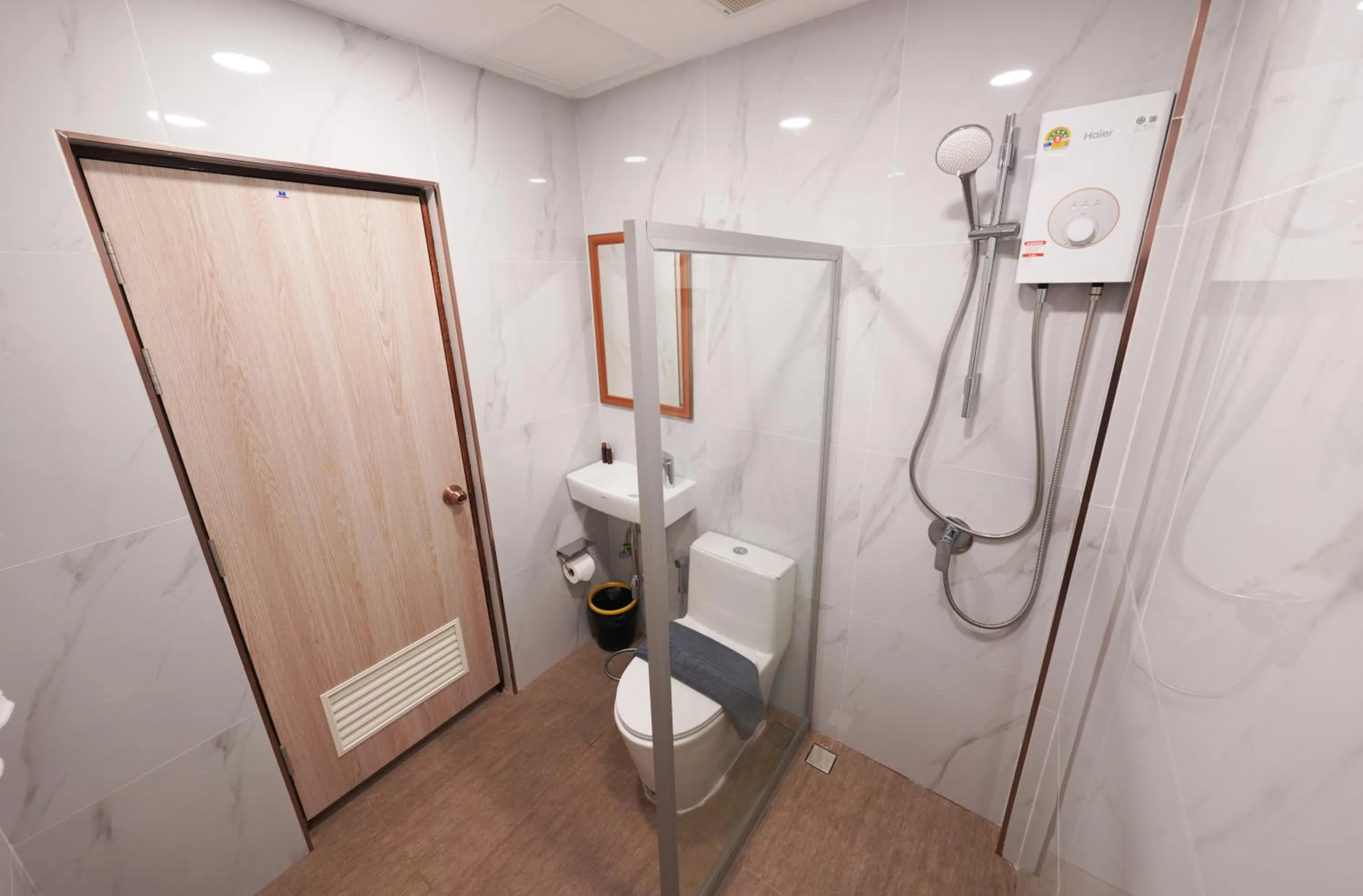 Shower in Excel Hotel Bangkok former Sri Krungthep Hotel