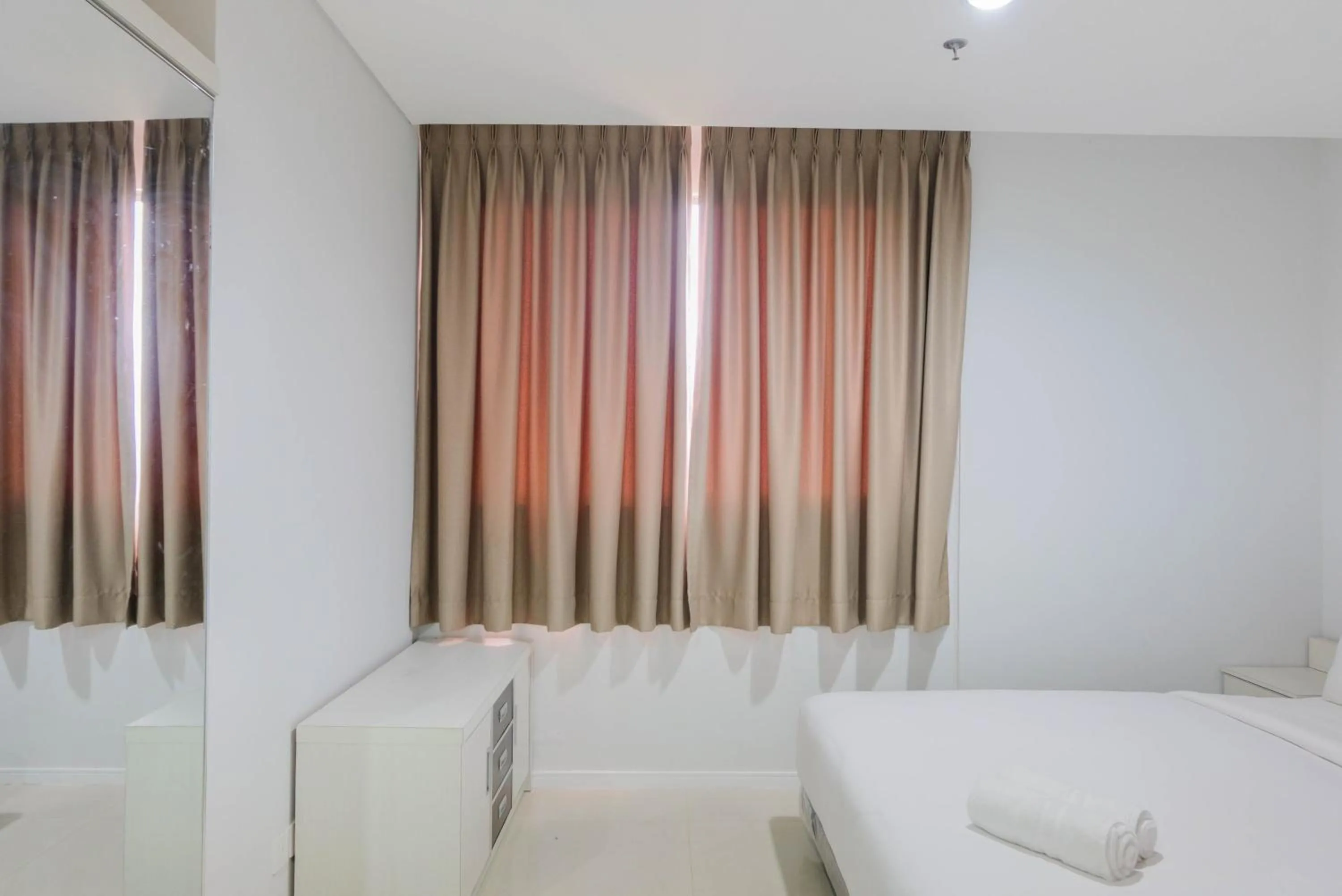 Bed in Luxurious and Comfy 2BR Paddington Heights Alam Sutera Apartment By Travelio