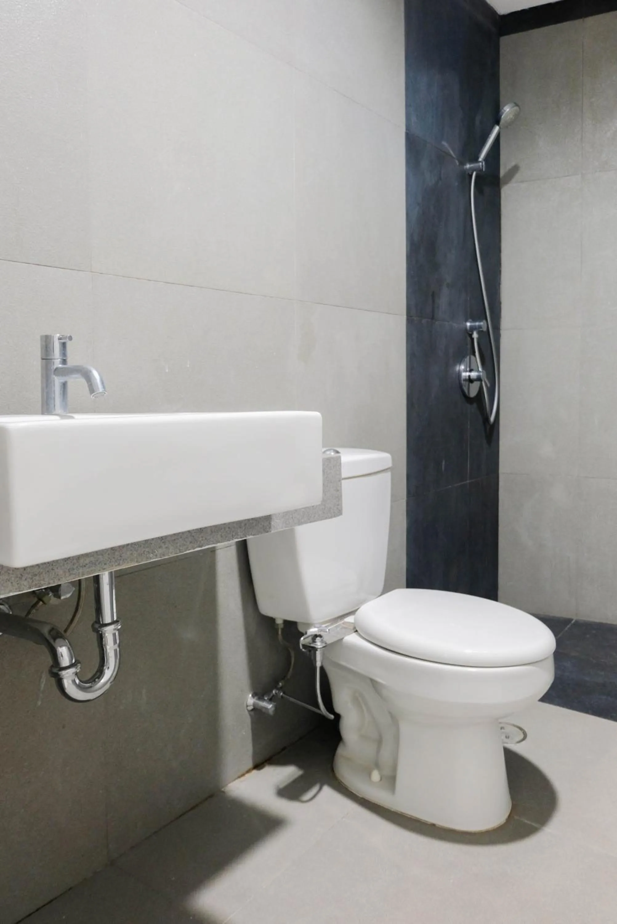 Bathroom in Luxurious and Comfy 2BR Paddington Heights Alam Sutera Apartment By Travelio