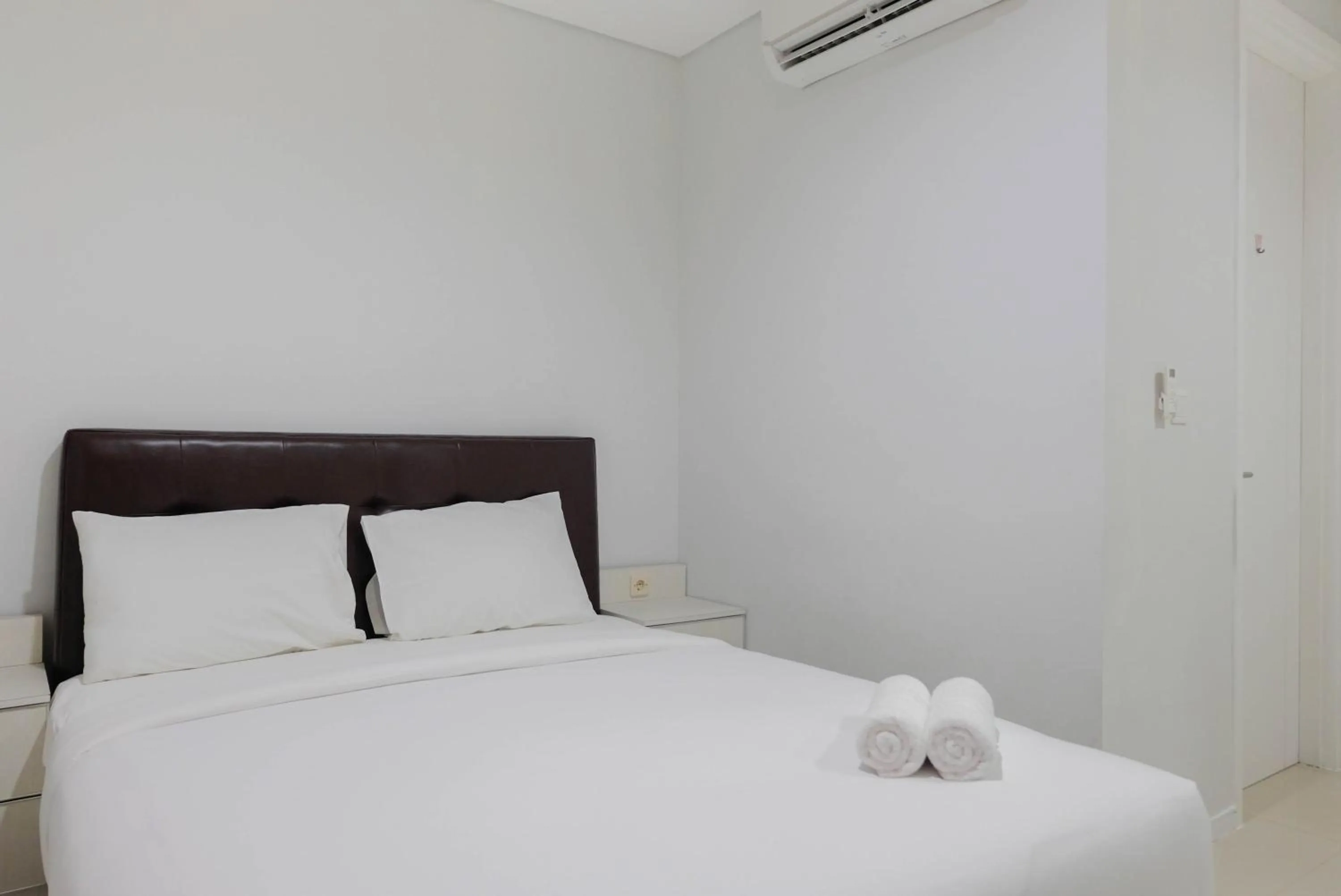Bed in Luxurious and Comfy 2BR Paddington Heights Alam Sutera Apartment By Travelio