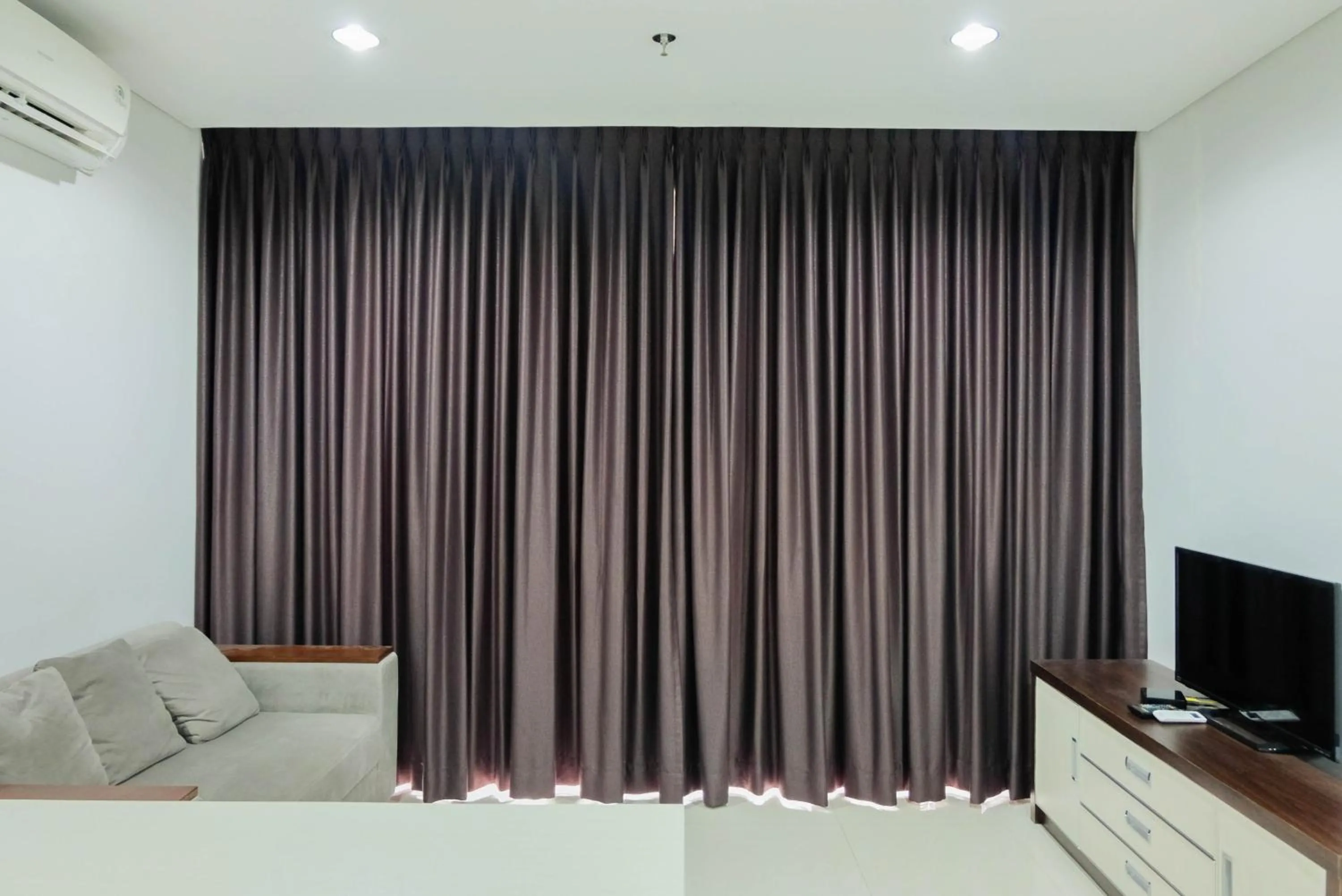 Living room in Luxurious and Comfy 2BR Paddington Heights Alam Sutera Apartment By Travelio