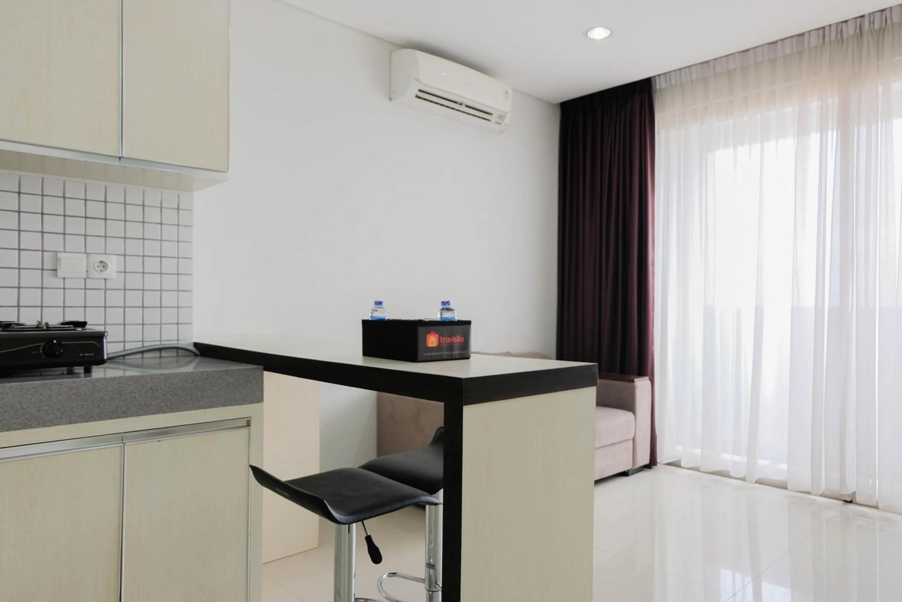 Luxurious and Comfy 2BR Paddington Heights Alam Sutera Apartment By Travelio