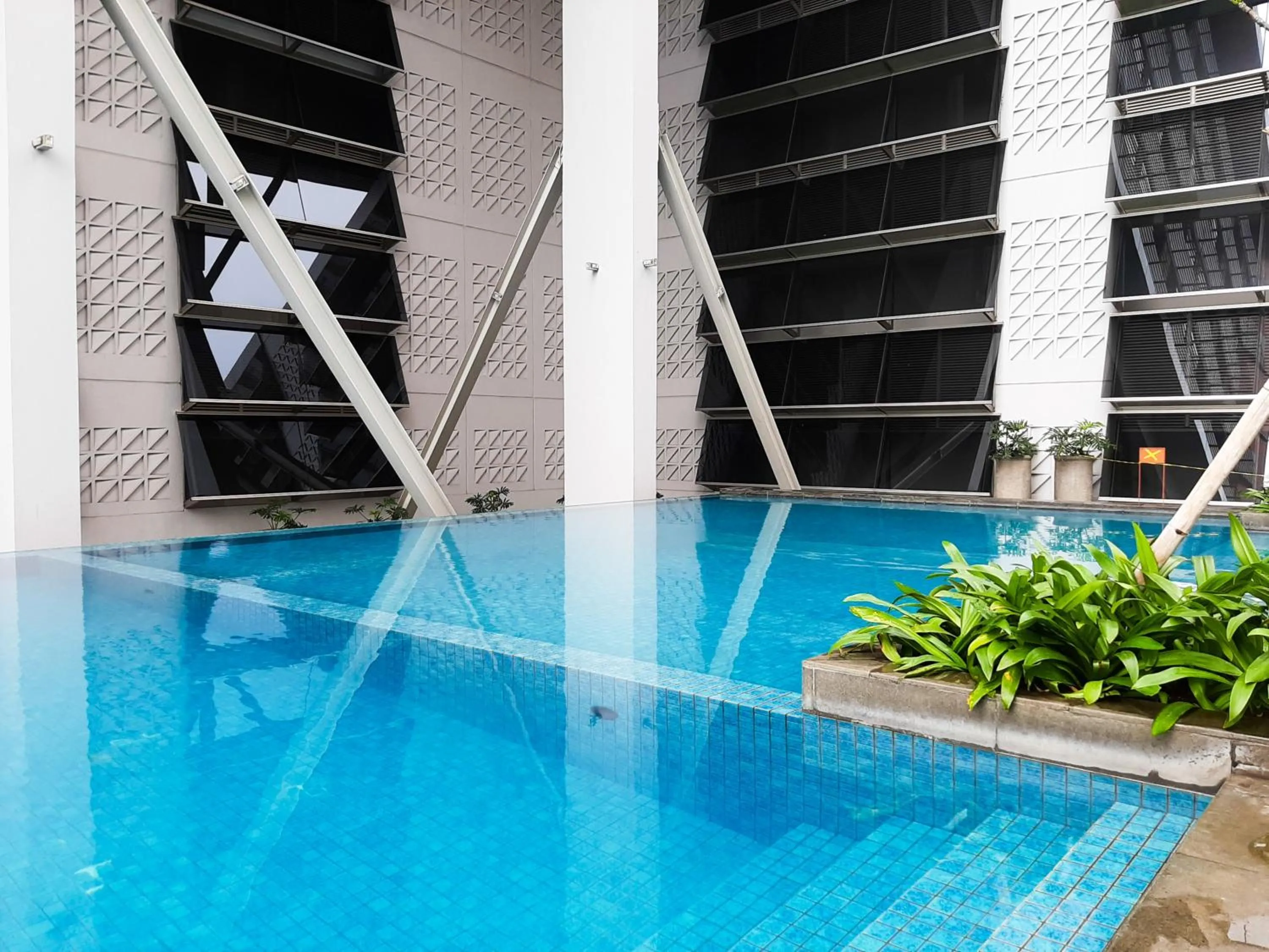 Swimming pool in Luxurious and Comfy 2BR Paddington Heights Alam Sutera Apartment By Travelio