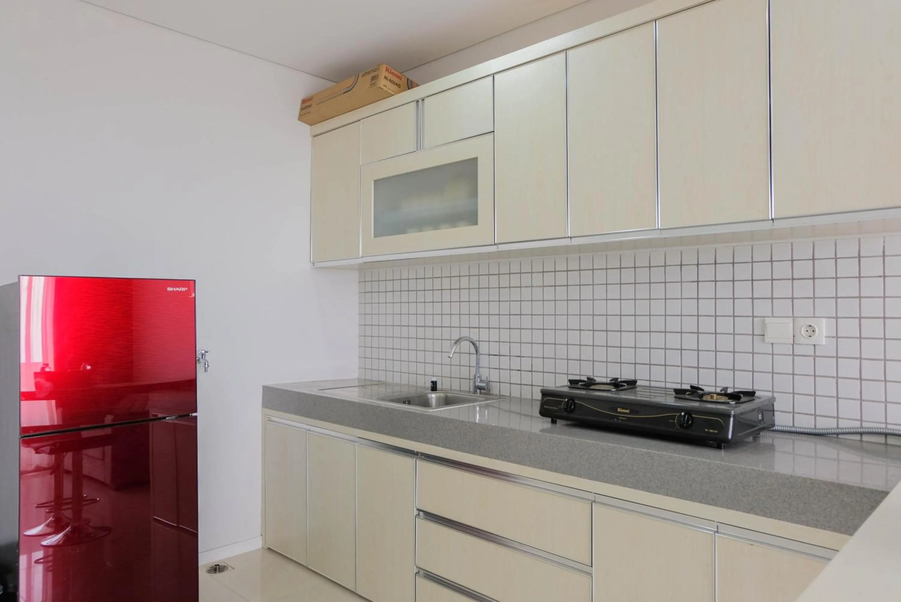 Kitchen or kitchenette in Luxurious and Comfy 2BR Paddington Heights Alam Sutera Apartment By Travelio