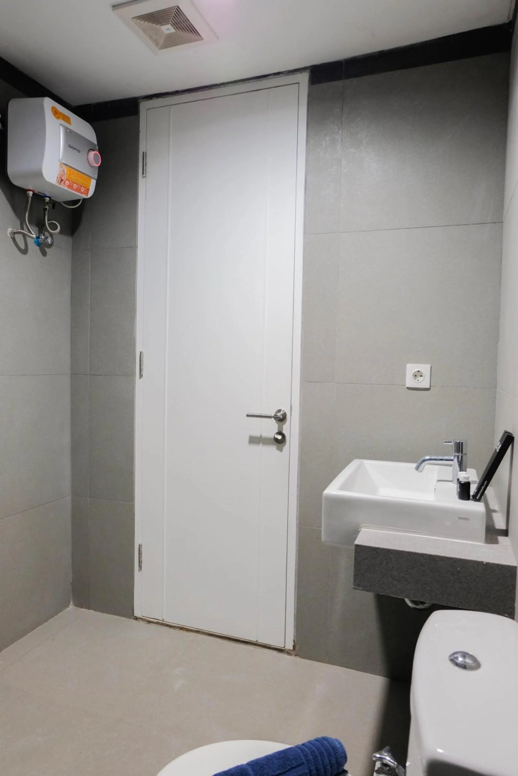 Luxurious and Comfy 2BR Paddington Heights Alam Sutera Apartment By Travelio