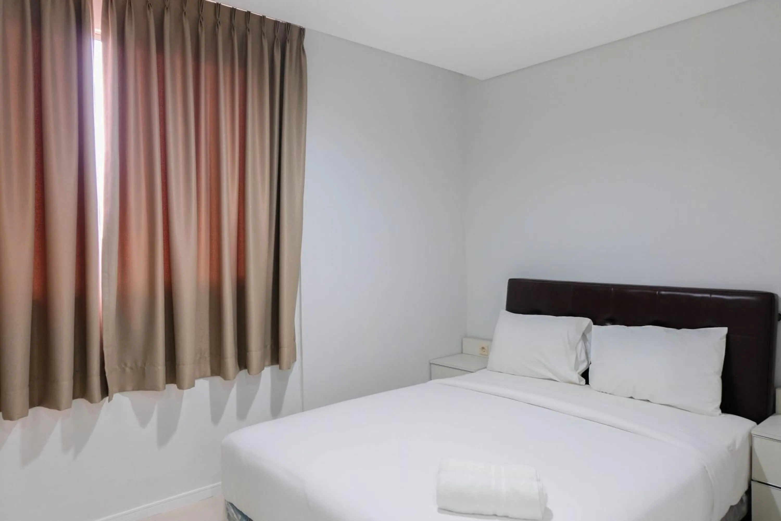 Bedroom, Bed in Luxurious and Comfy 2BR Paddington Heights Alam Sutera Apartment By Travelio