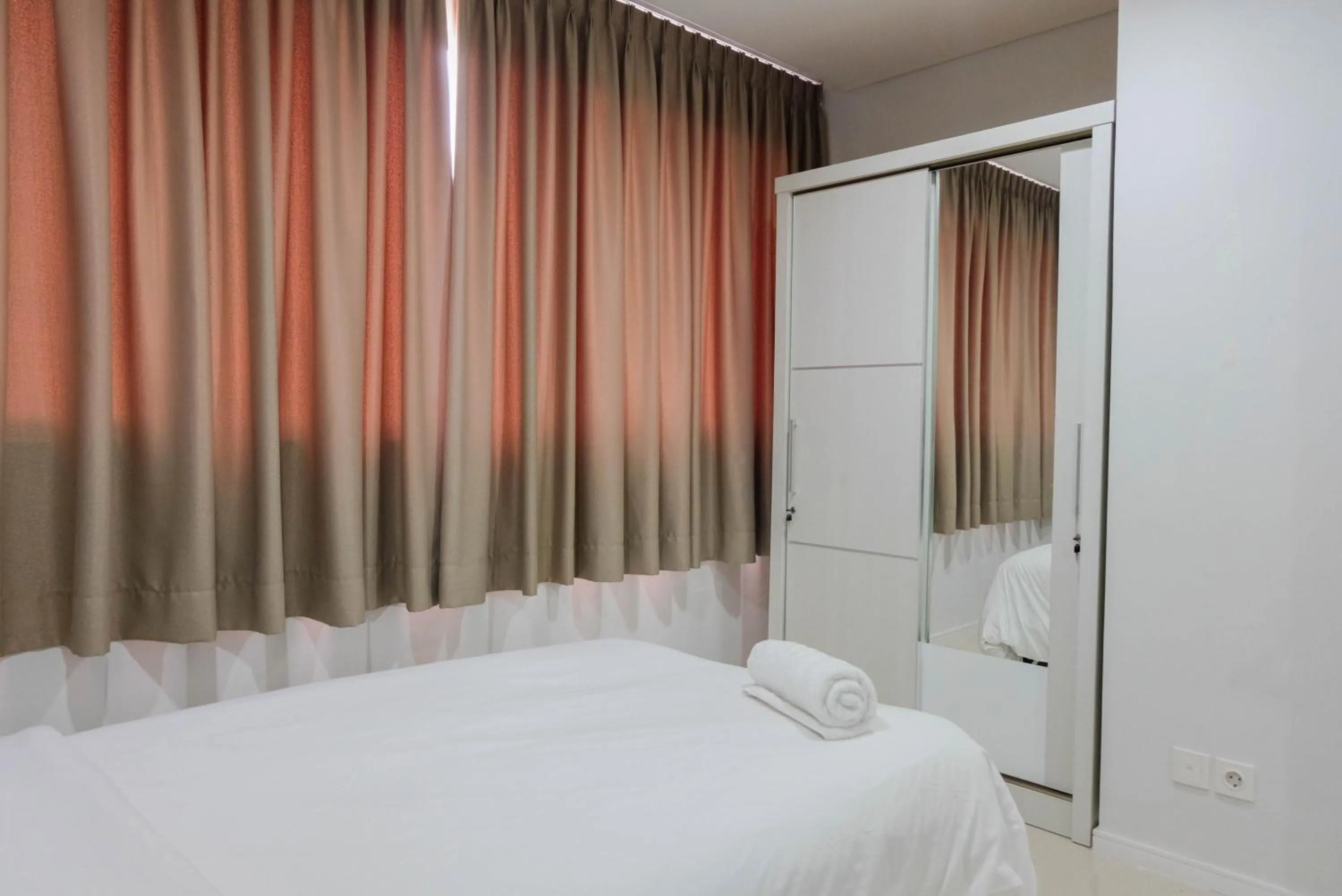 Bed in Luxurious and Comfy 2BR Paddington Heights Alam Sutera Apartment By Travelio