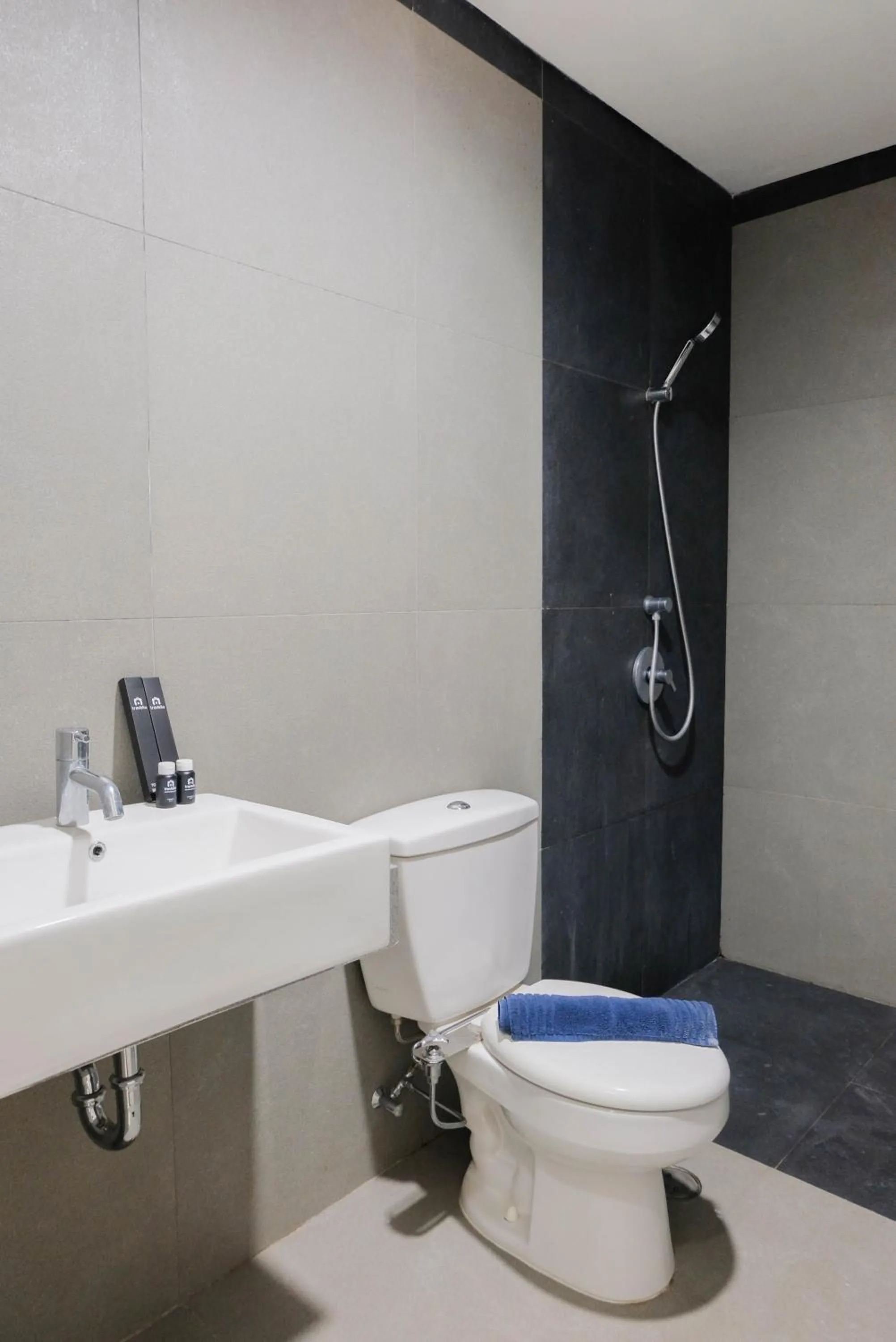 Bathroom in Luxurious and Comfy 2BR Paddington Heights Alam Sutera Apartment By Travelio
