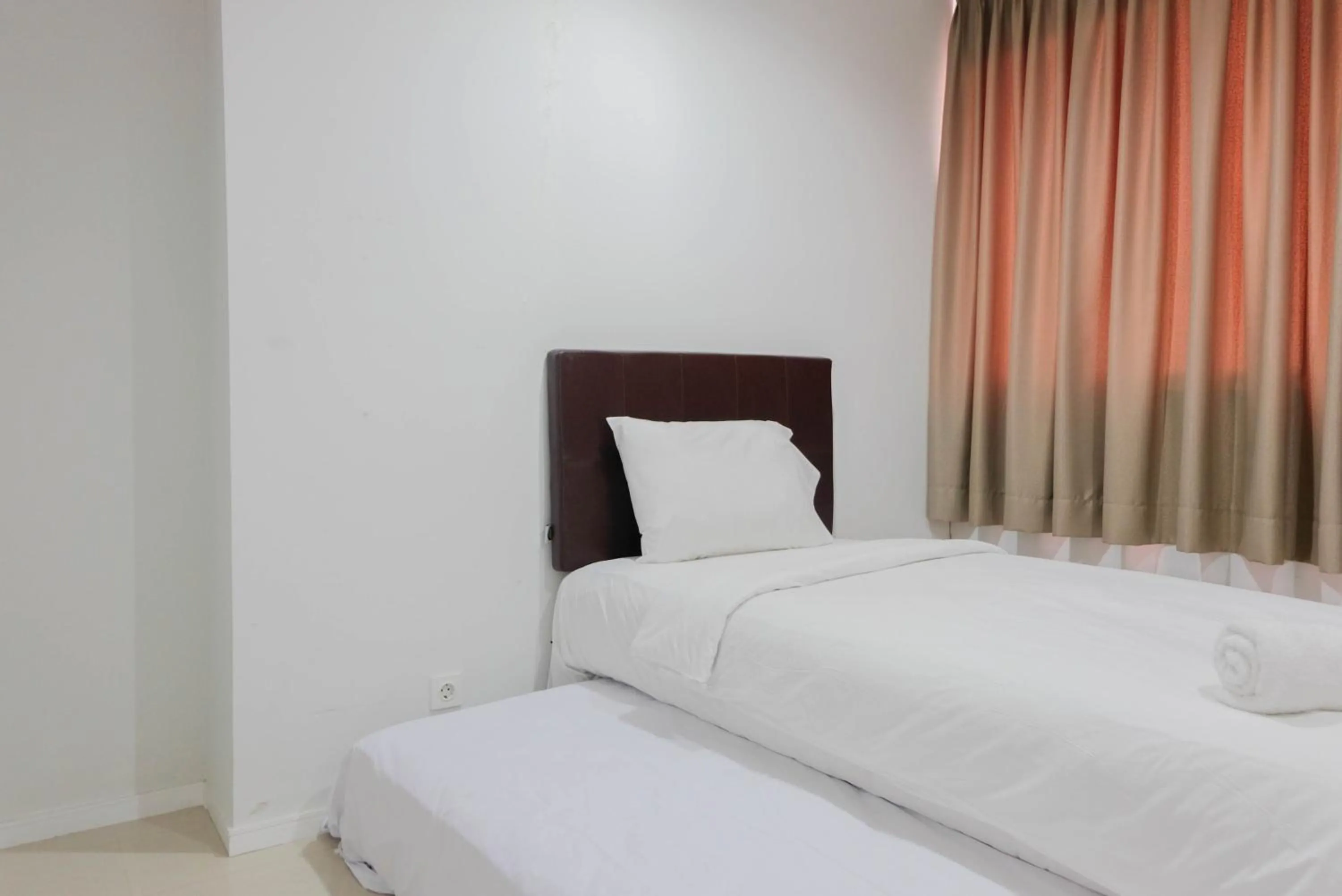 Bedroom, Bed in Luxurious and Comfy 2BR Paddington Heights Alam Sutera Apartment By Travelio