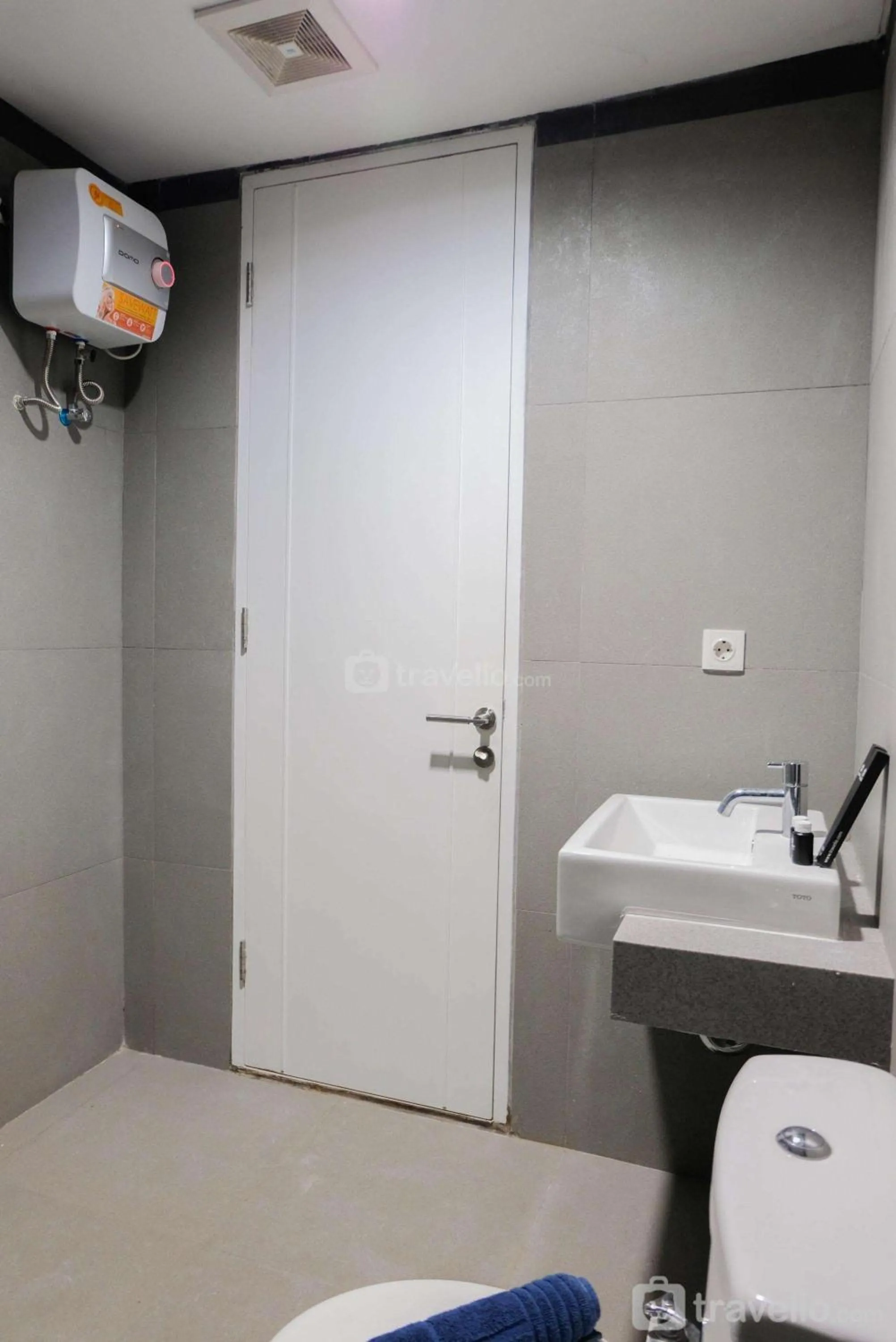 Bed in Luxurious and Comfy 2BR Paddington Heights Alam Sutera Apartment By Travelio