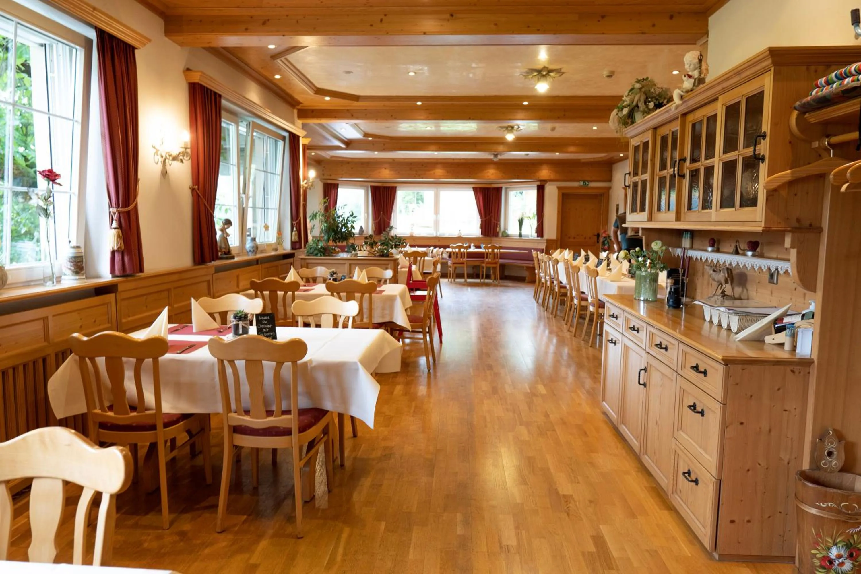 Dining area in Landgasthof Hirschen Untermettingen
