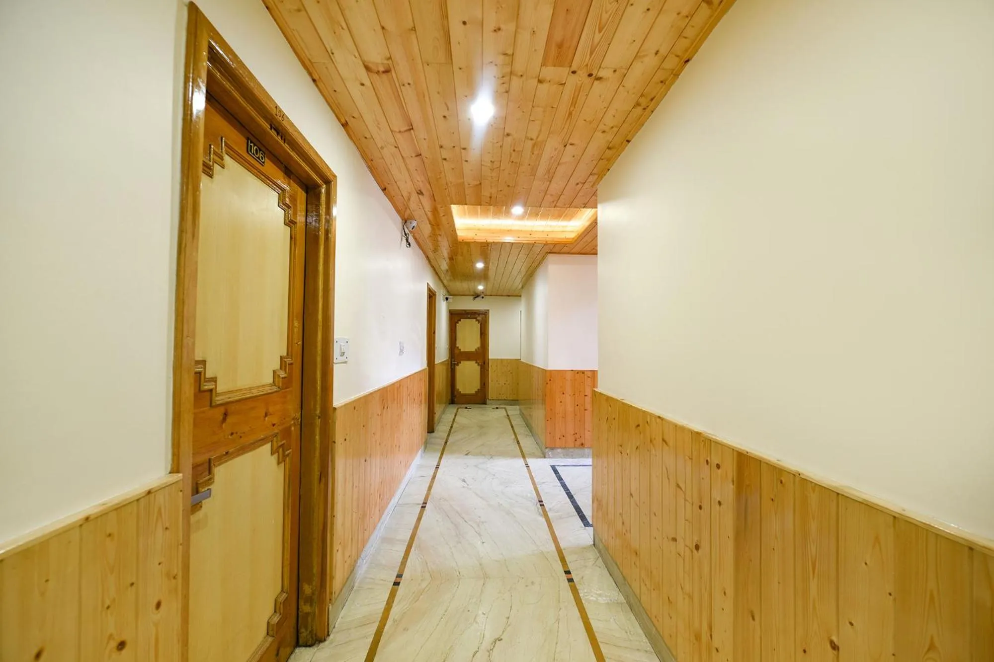 Lobby or reception in FabHotel Misty Hills Nehru Kund