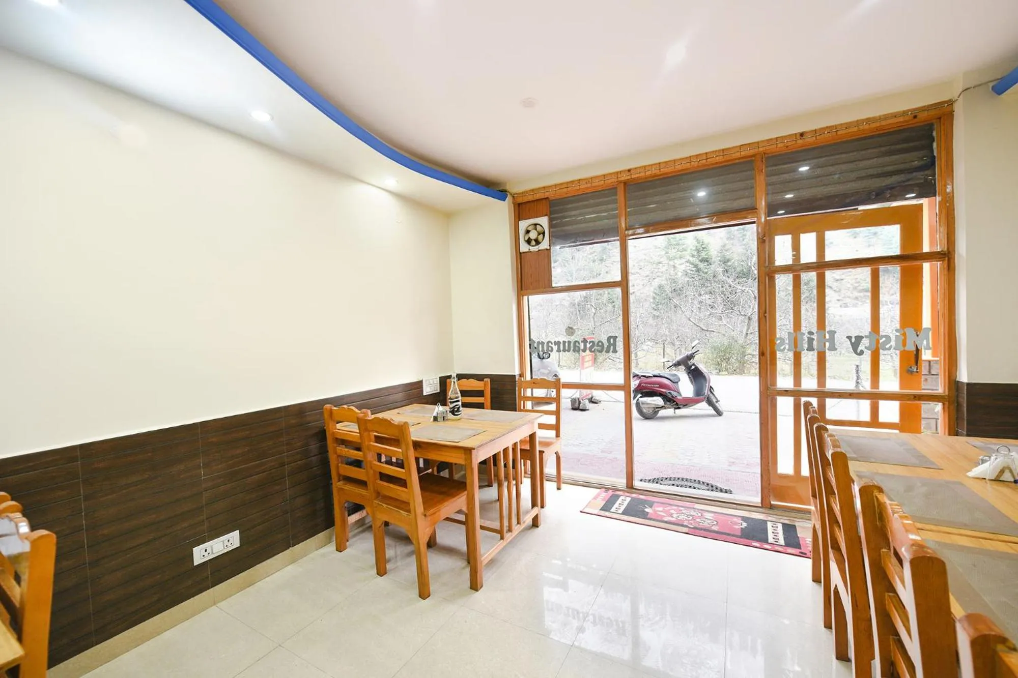 Restaurant/places to eat, Dining Area in FabHotel Misty Hills Nehru Kund