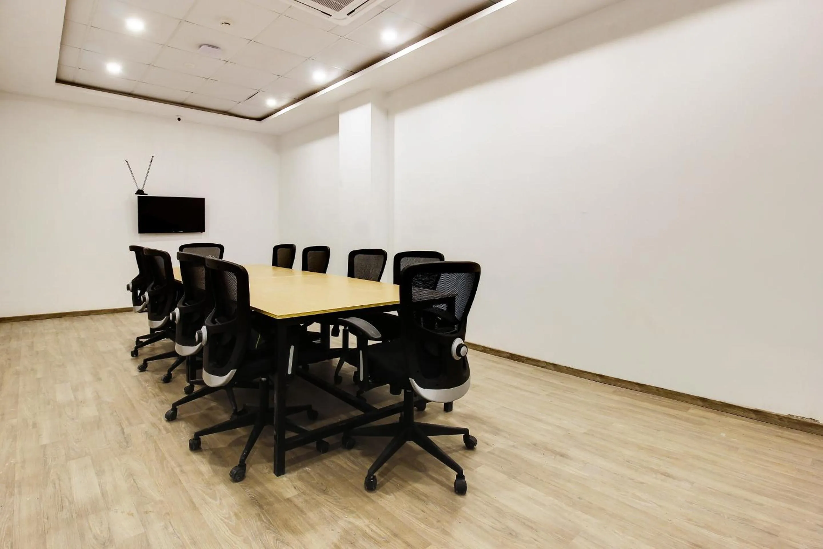 Business facilities in Super townhouse moosapet Rcc Prime