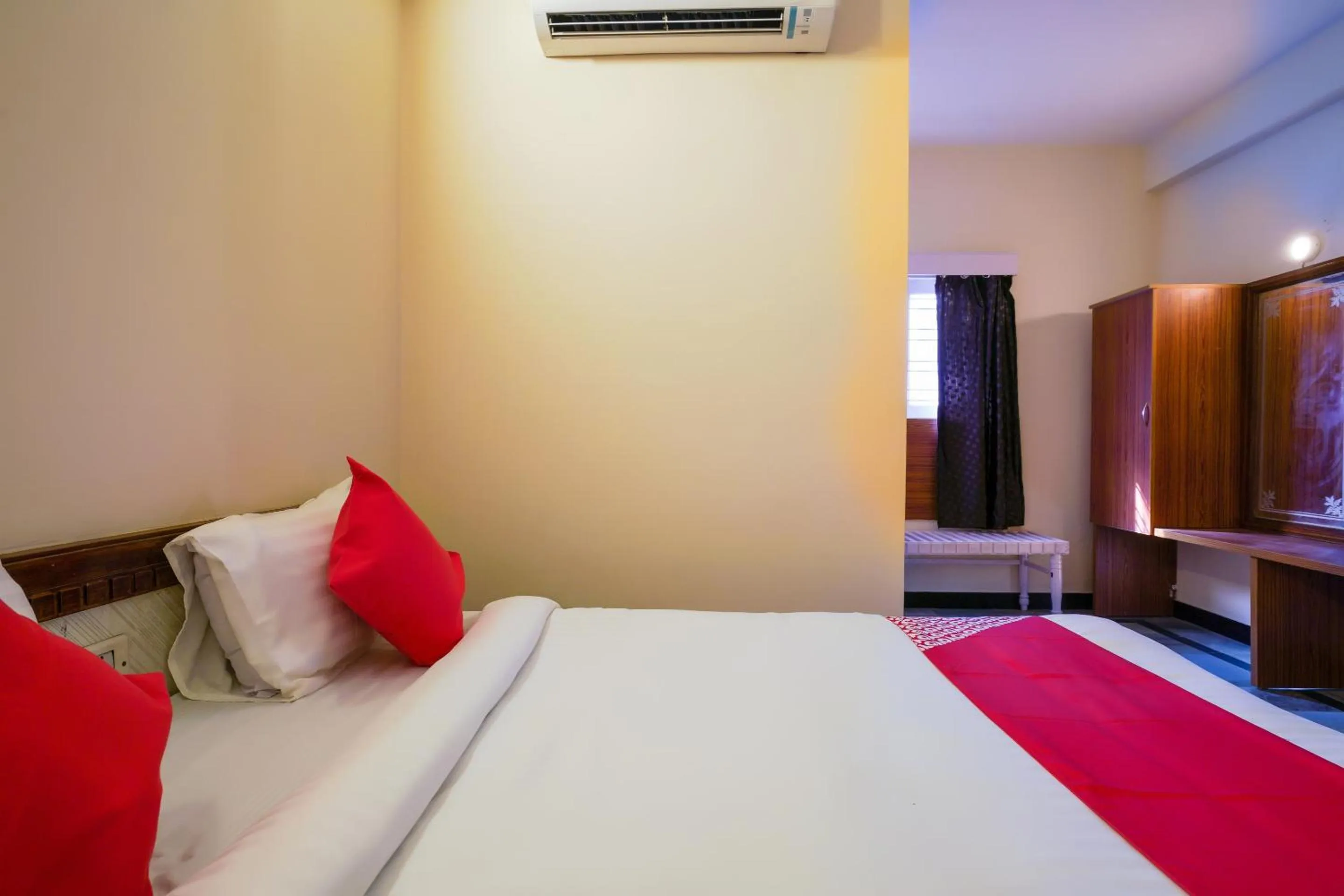 Bedroom, Bed in Hotel O Raja Residency Near Snow World