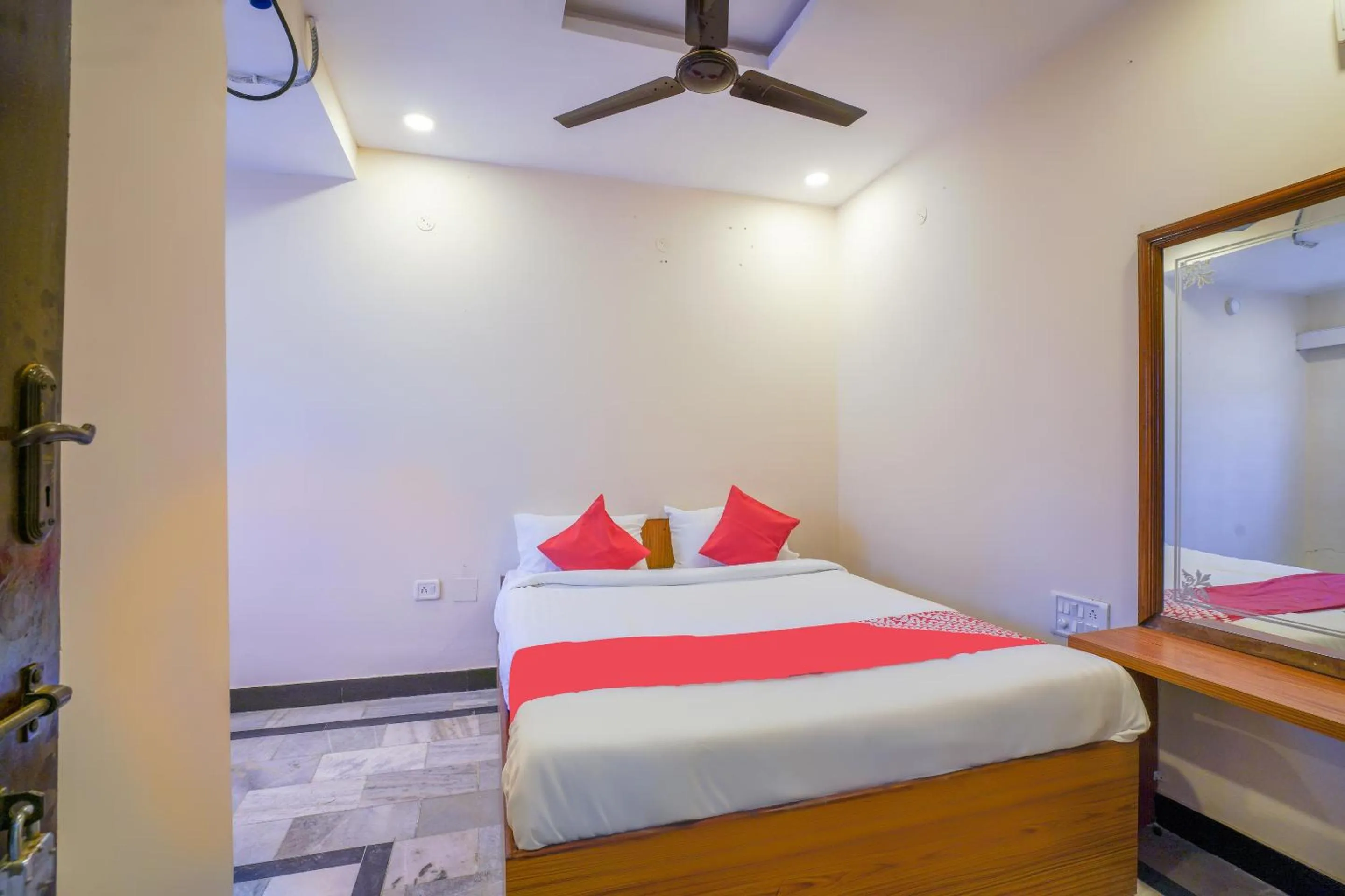 Bedroom, Bed in Hotel O Raja Residency Near Snow World