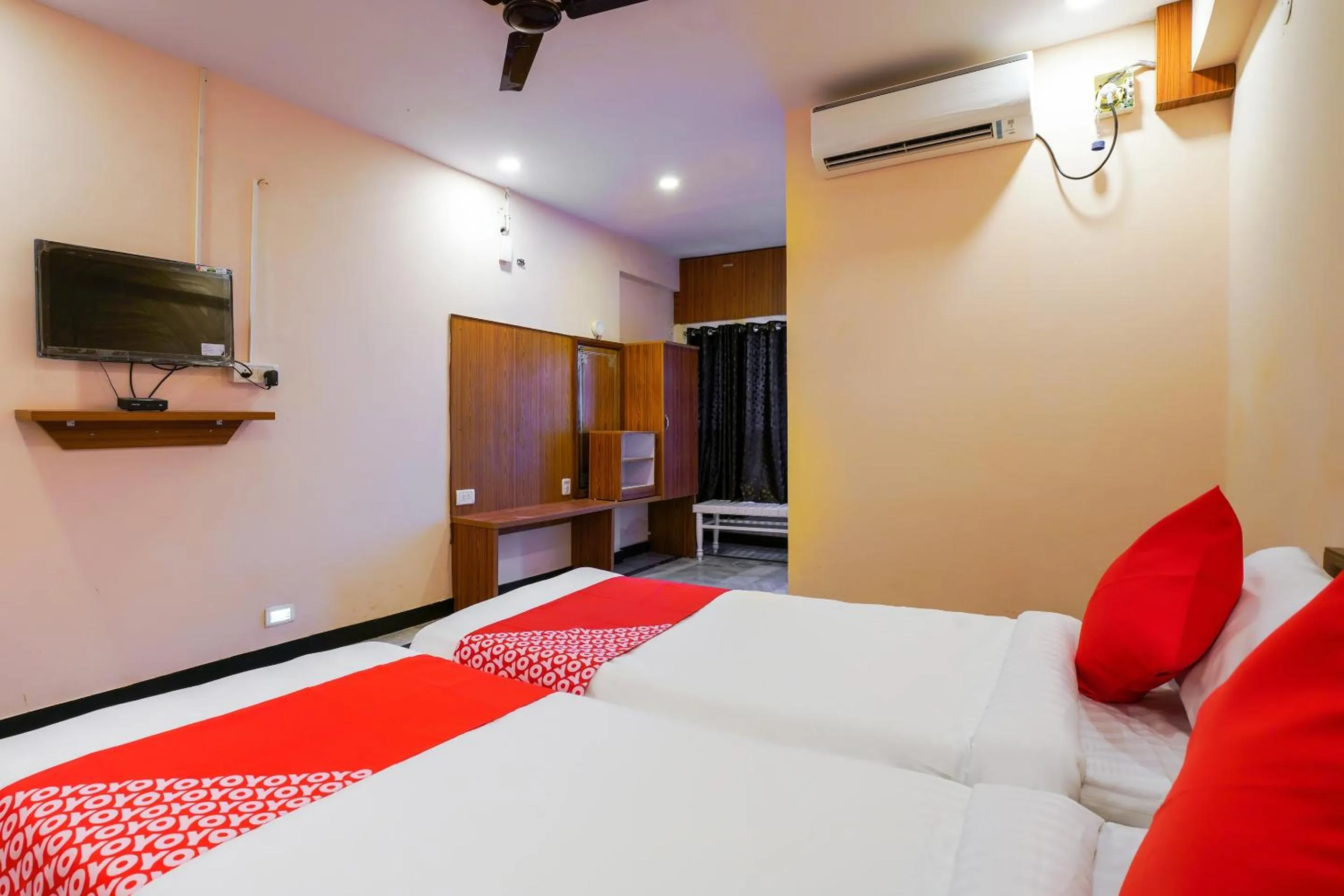 Bedroom, Bed in Hotel O Raja Residency Near Snow World