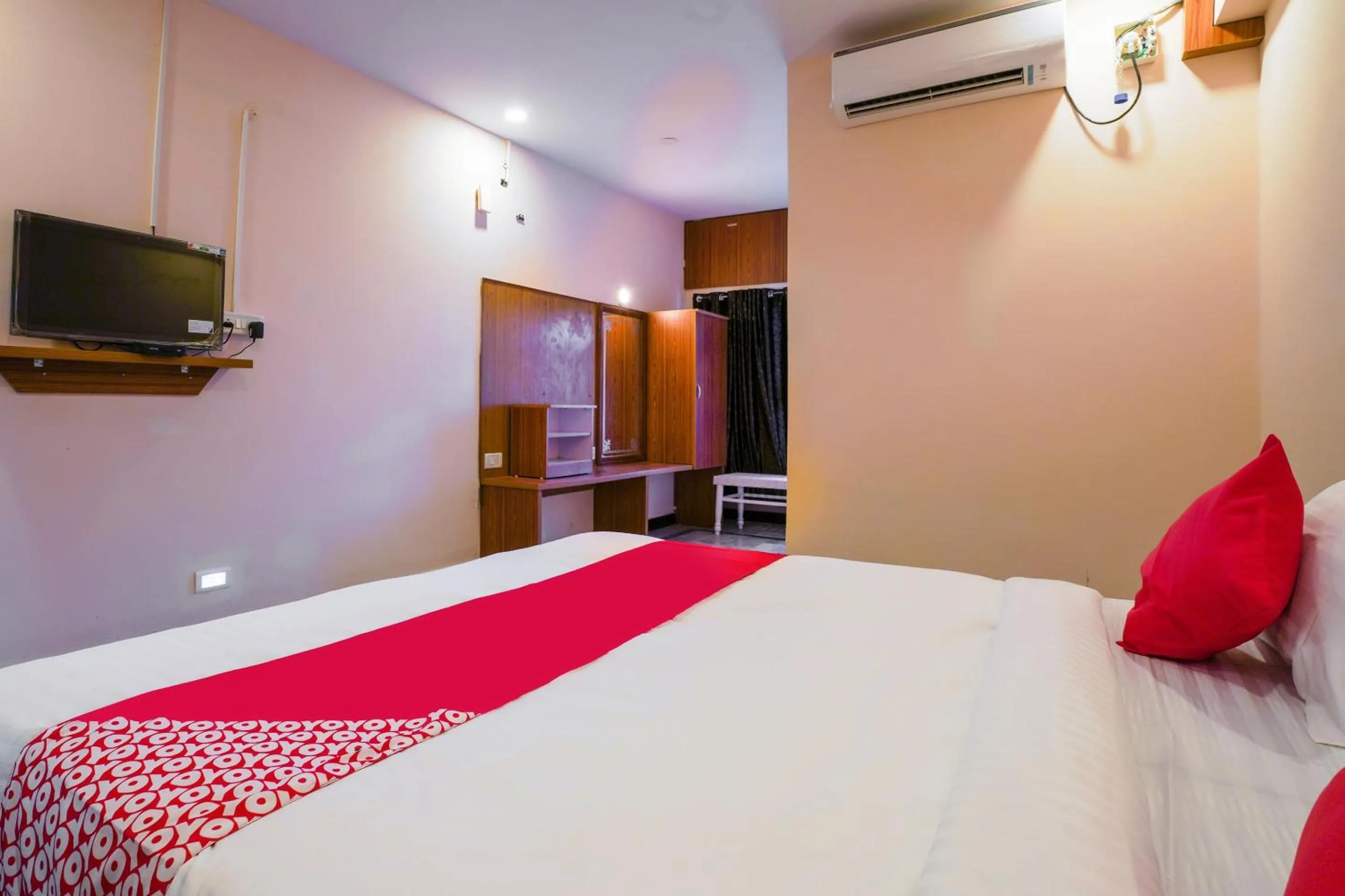 Bedroom, Bed in Hotel O Raja Residency Near Snow World