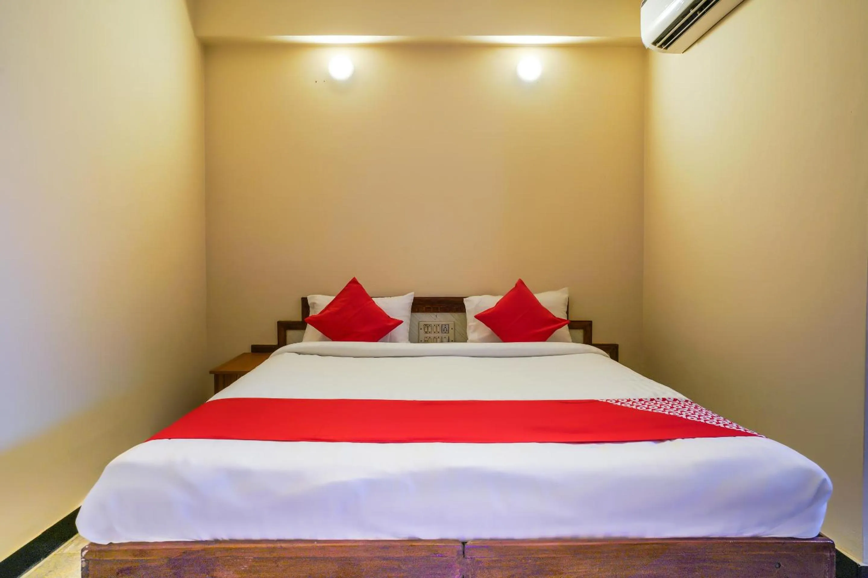 Bedroom, Bed in Hotel O Raja Residency Near Snow World