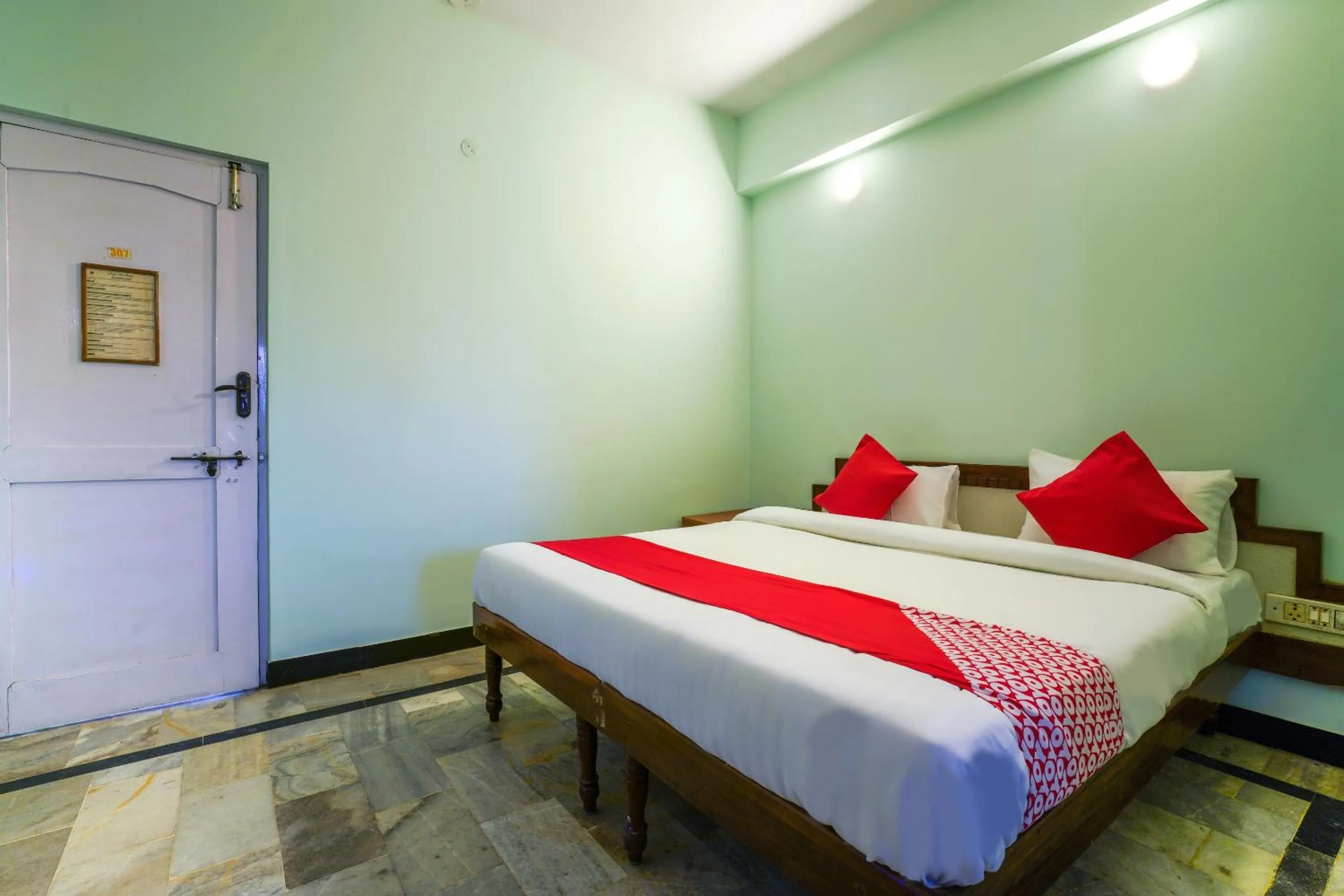Bedroom, Bed in Hotel O Raja Residency Near Snow World