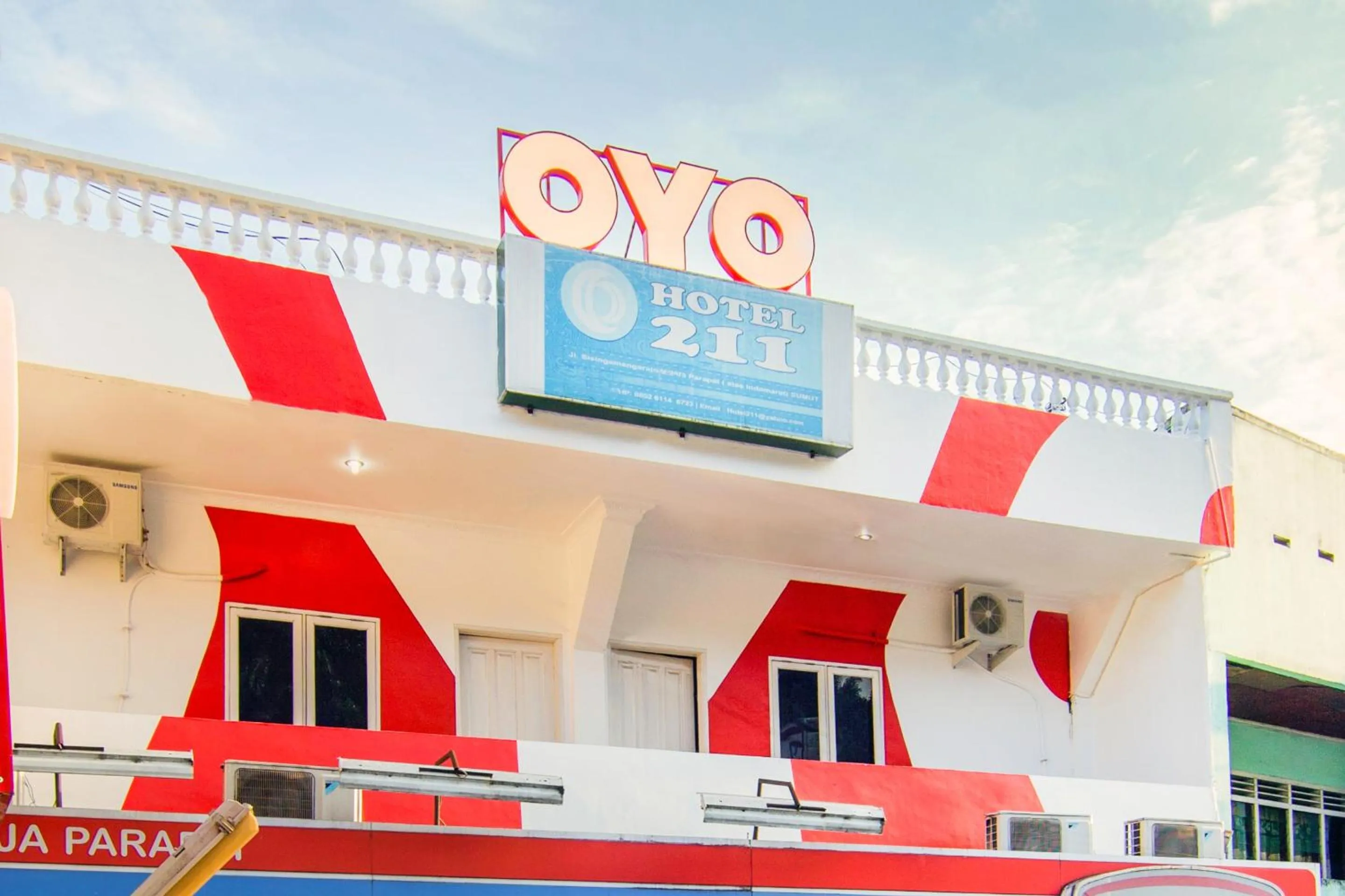 Facade/entrance in Hotel O 211