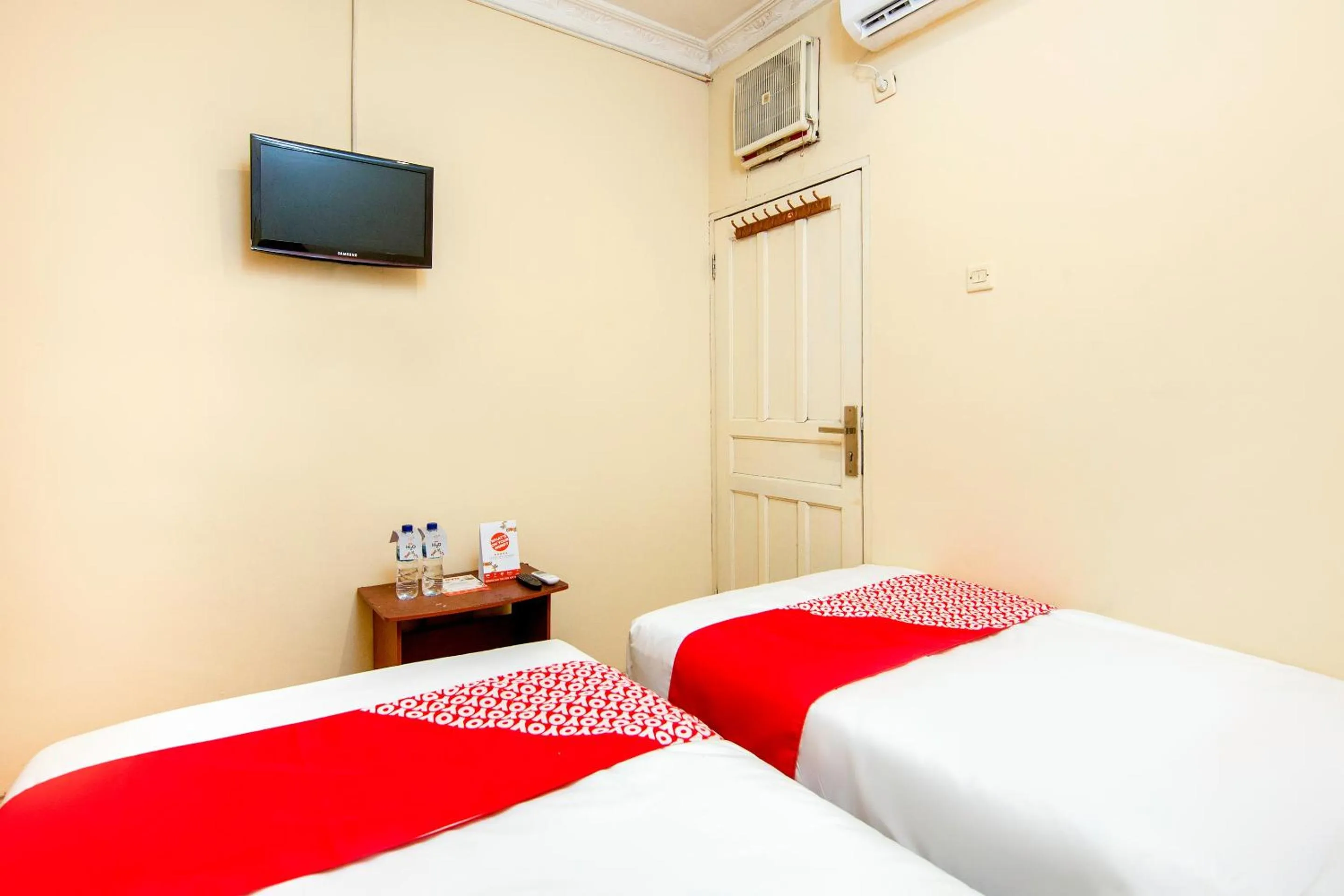 Bedroom in Hotel O 211