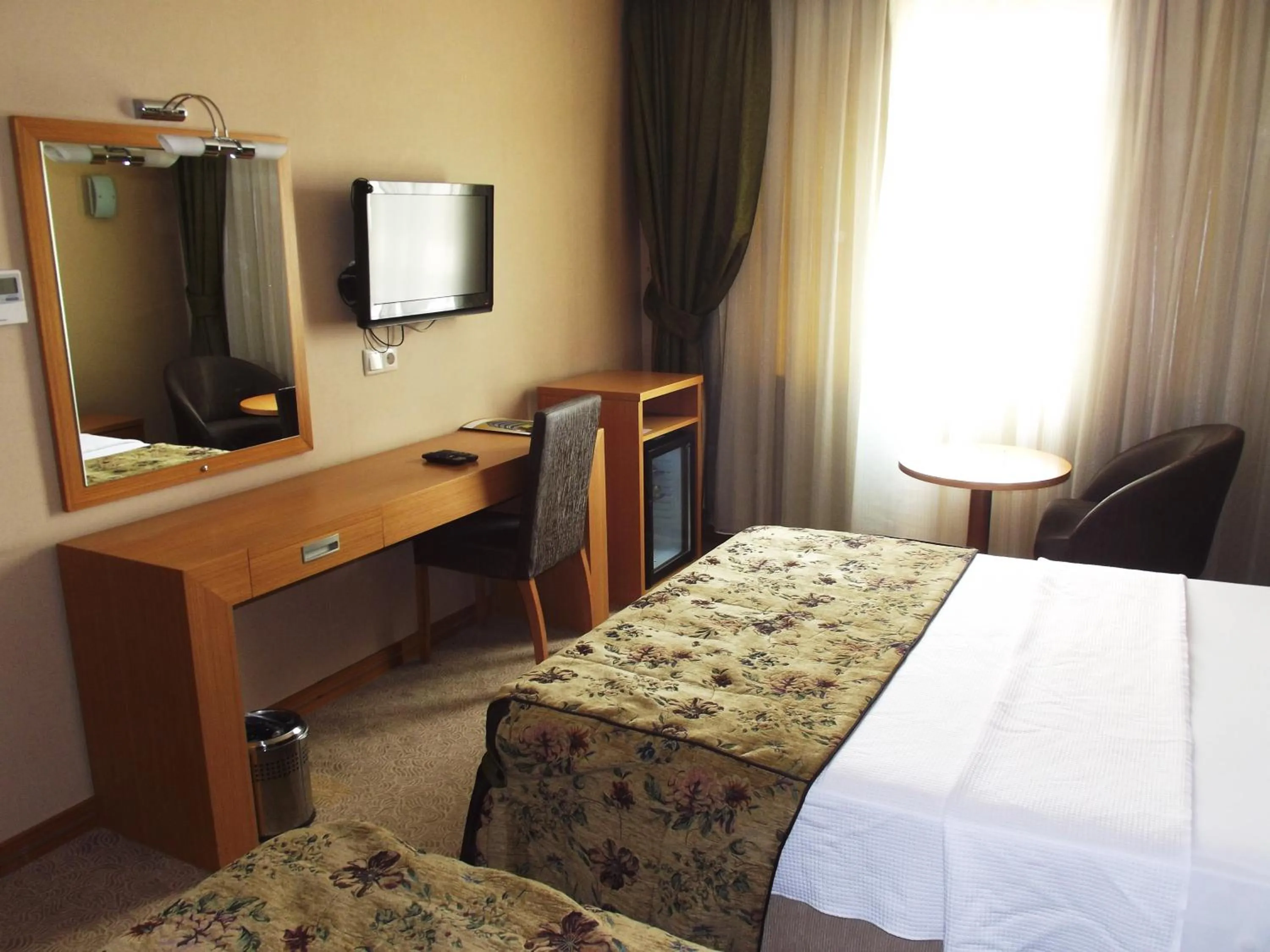 TV/Entertainment Center in Polat Elite Hotel