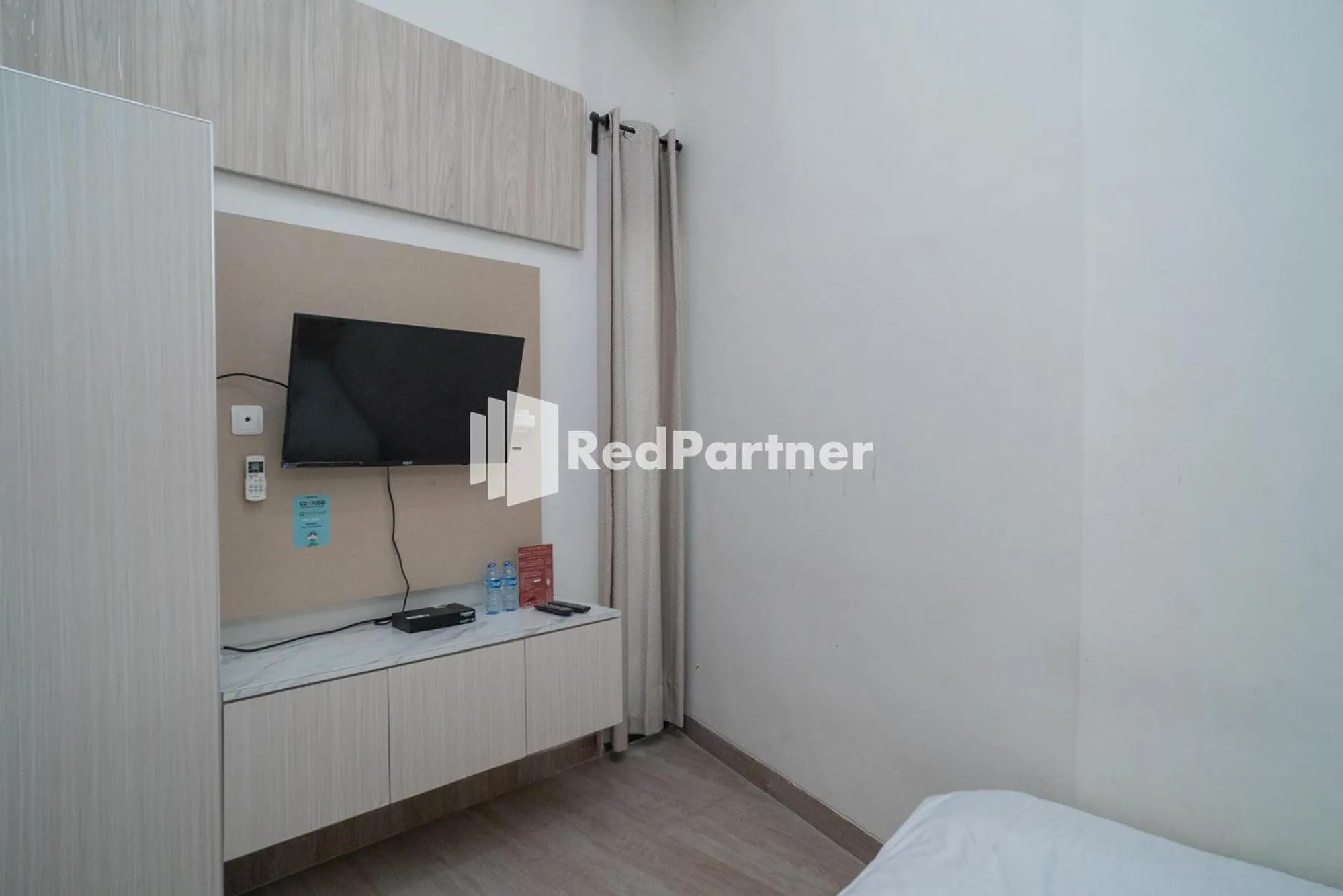 TV and multimedia, Bed in Yayah Rooms Bogor Syariah Mitra RedDoorz