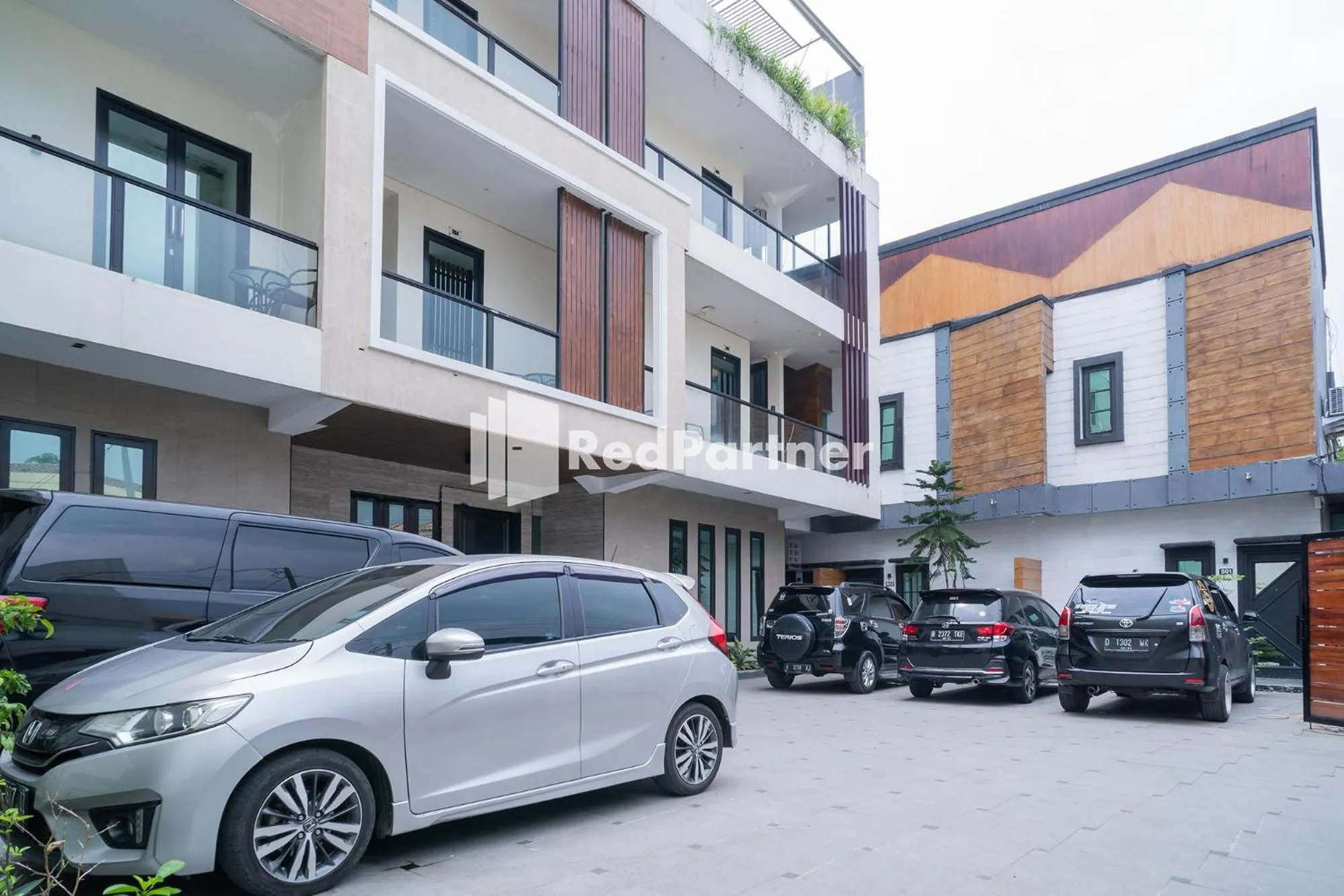 Parking in Yayah Rooms Bogor Syariah Mitra RedDoorz