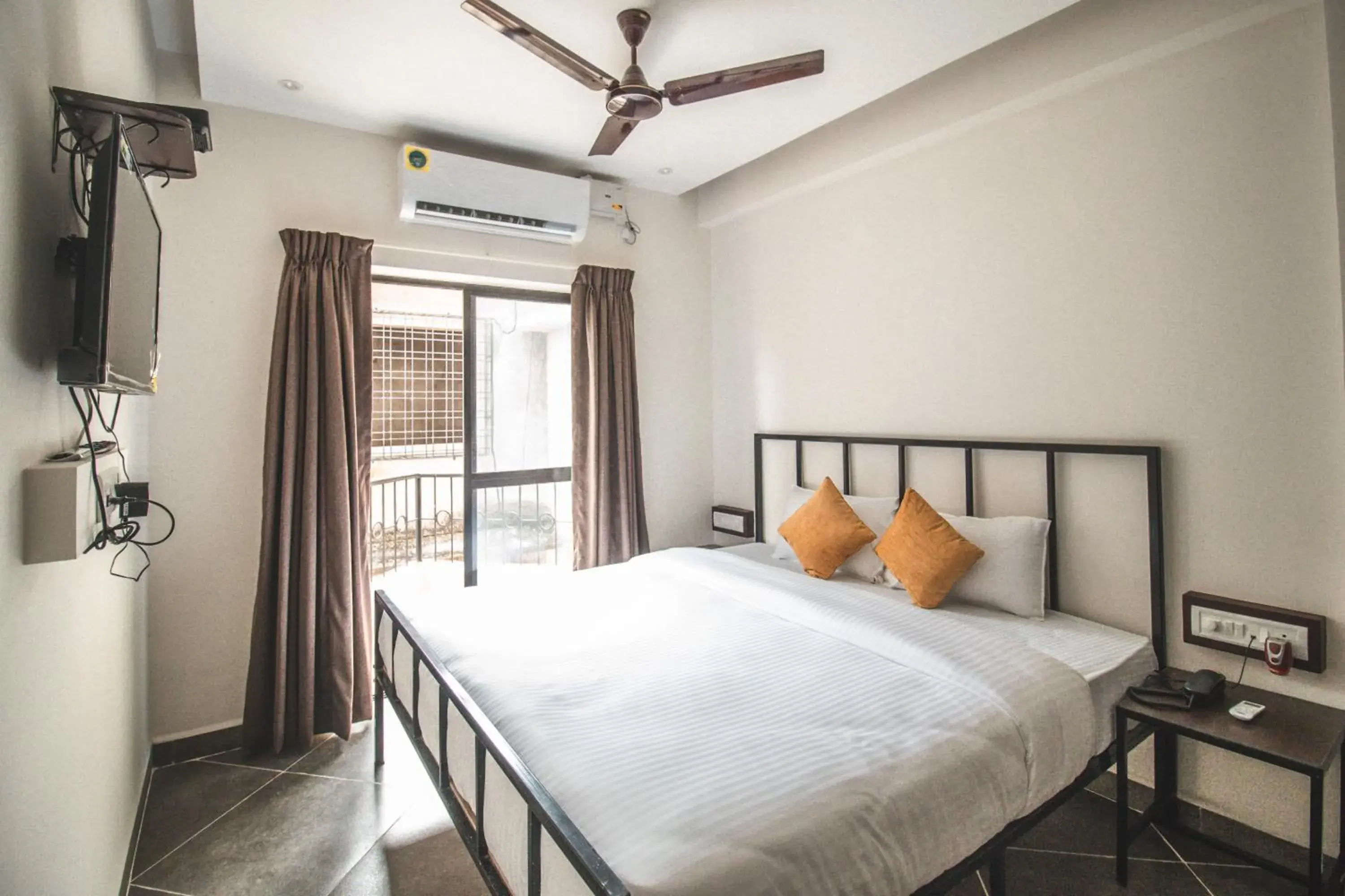 Deluxe Double Room (2 Adults + 1 Child) in Amber Rooms Deluxe Double Room (2 Adults + 1 Child) in Amber Rooms