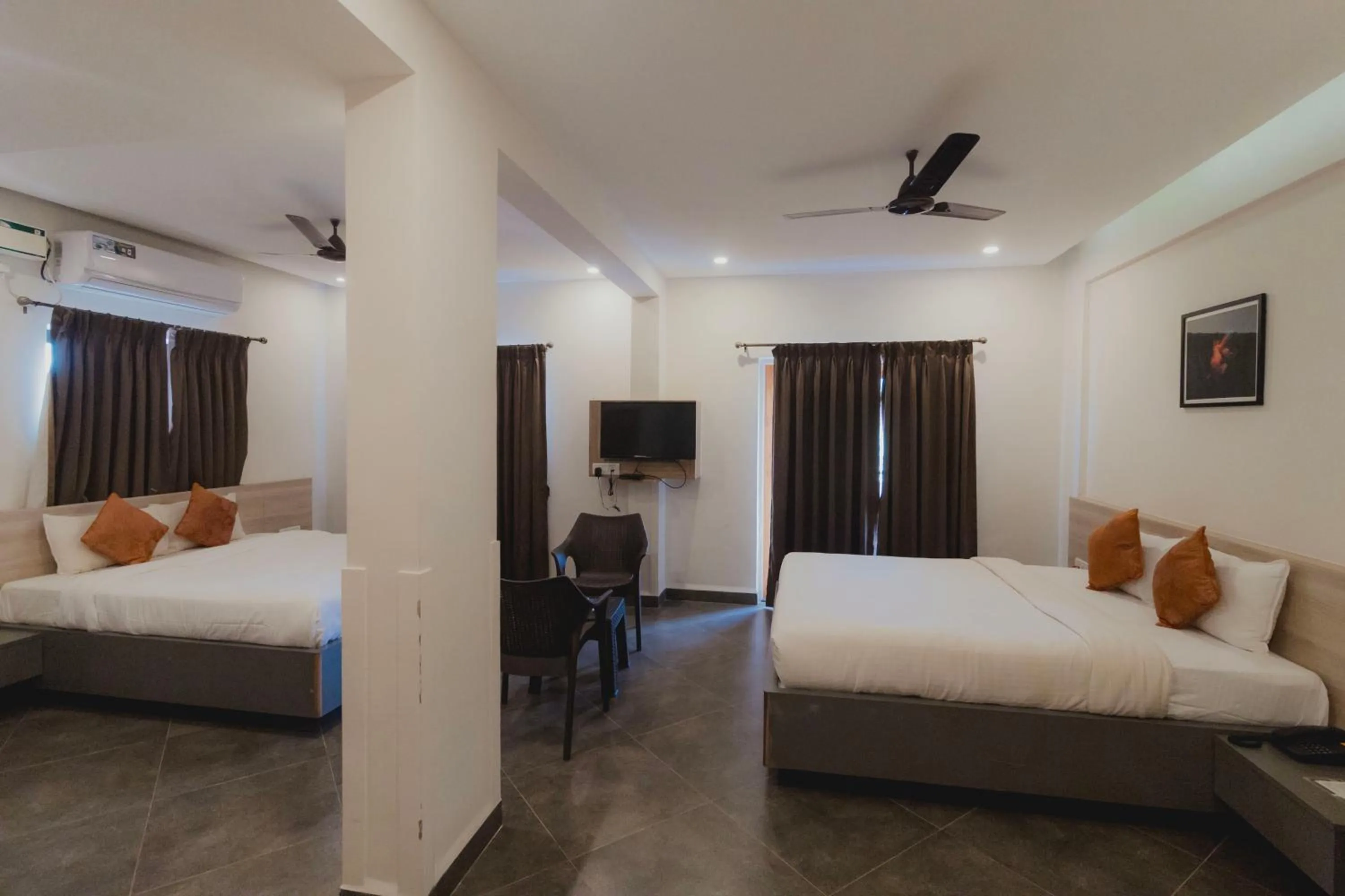 Photo of the whole room, Bed in Amber Rooms