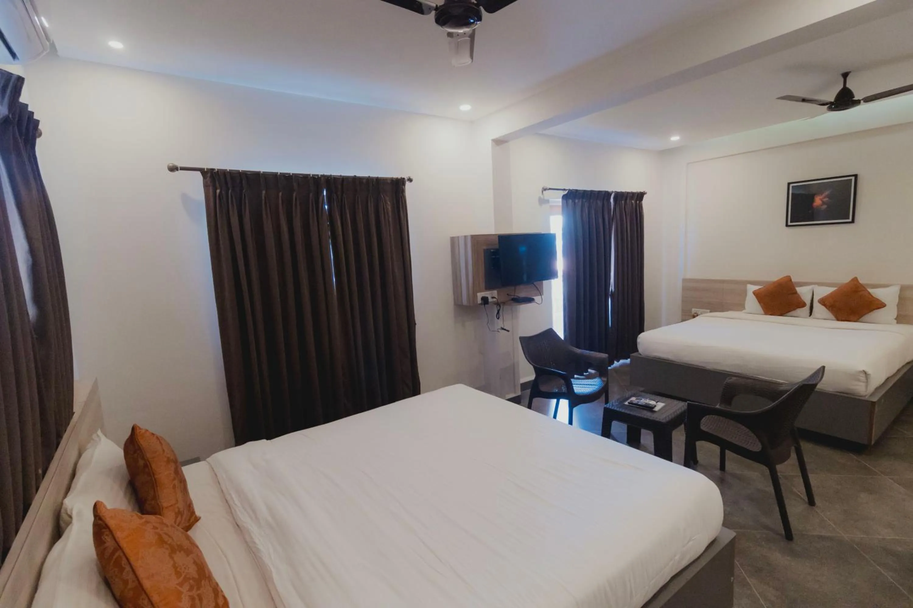 Photo of the whole room, Bed in Amber Rooms