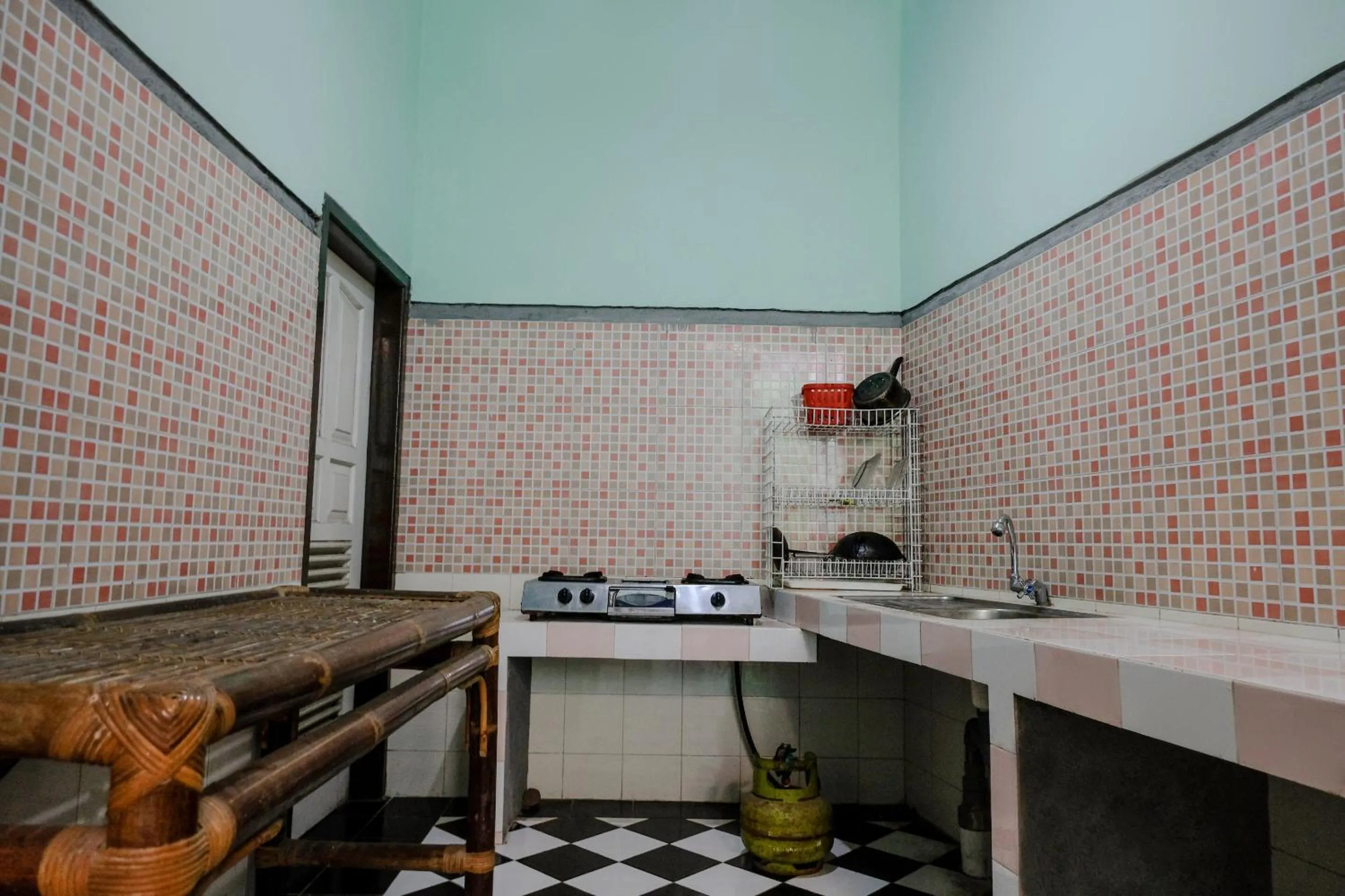 Kitchen or kitchenette in Hotel O Villa Hardi